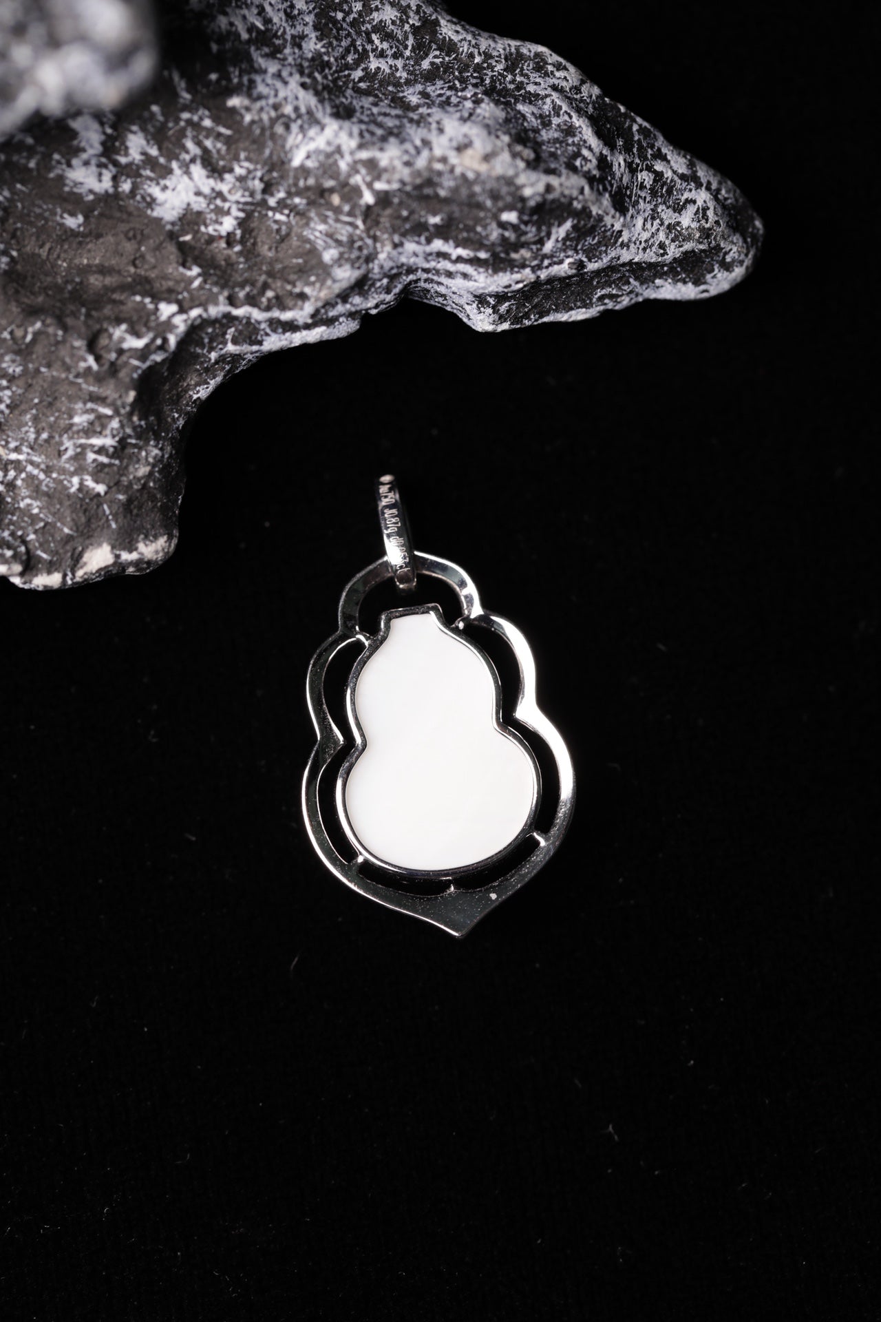 Exquisite Verdance Gourd Necklace Pendant (Overall dimensions: 23mm x 13mm x 4.6mm)