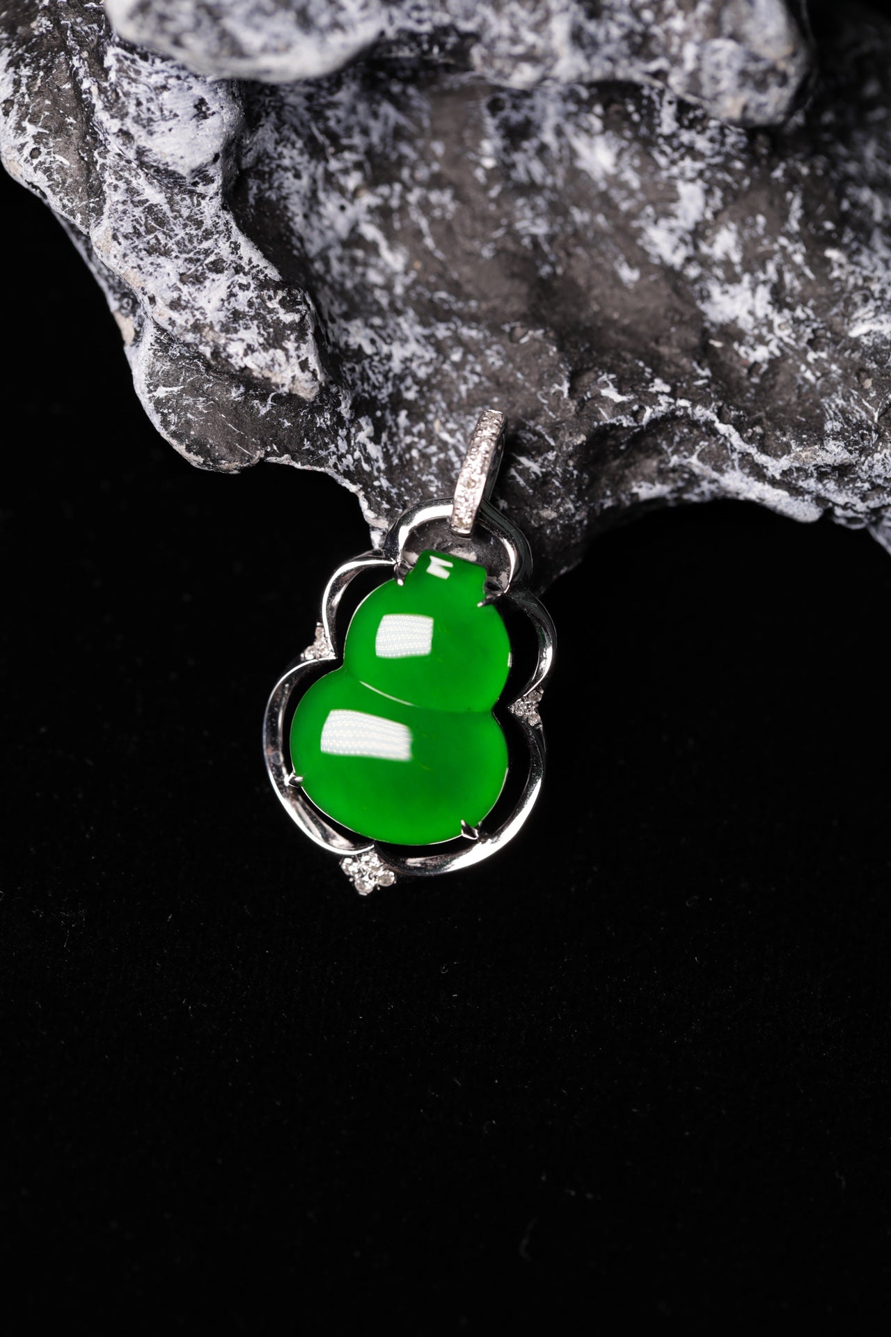 Exquisite Verdance Gourd Necklace Pendant (Overall dimensions: 23mm x 13mm x 4.6mm)