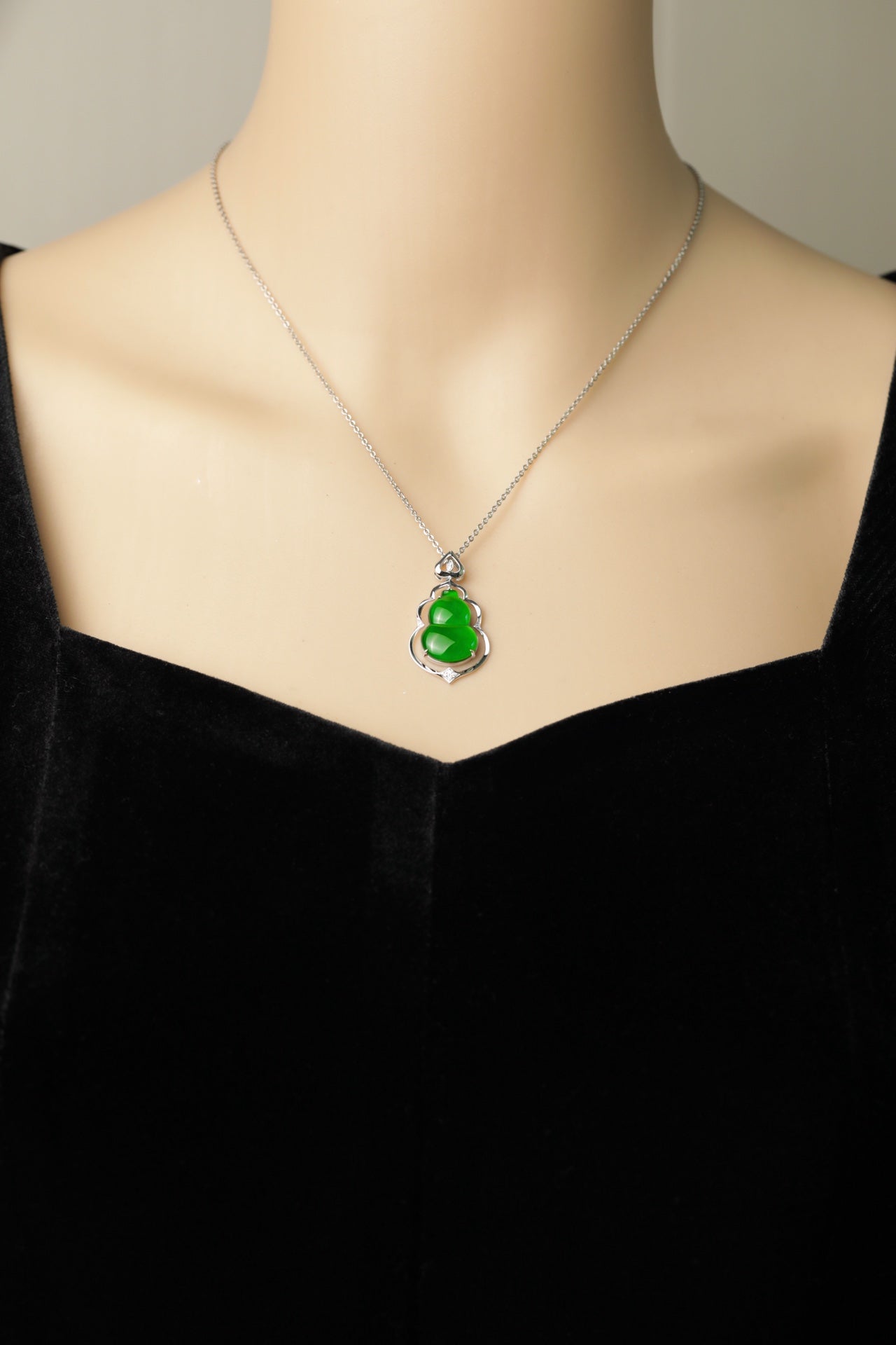 Exquisite Verdance Gourd Necklace Pendant (Overall dimensions: 33.3mm x 18.6mm x 5mm)