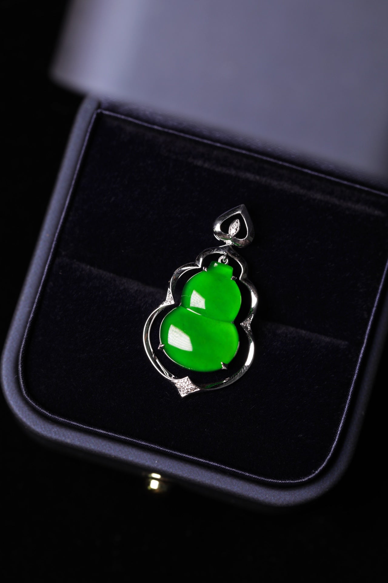 Exquisite Verdance Gourd Necklace Pendant (Overall dimensions: 33.3mm x 18.6mm x 5mm)