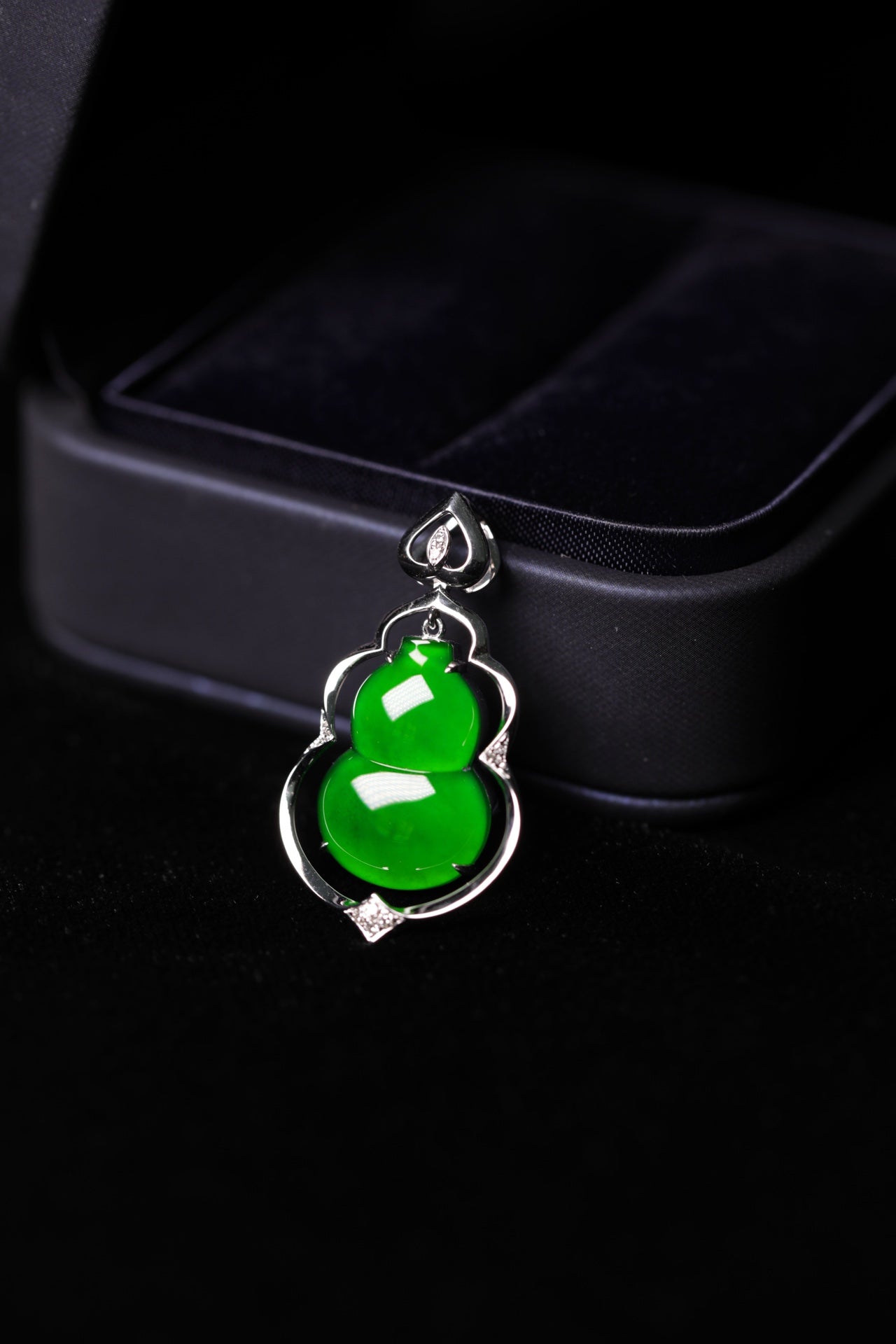 Exquisite Verdance Gourd Necklace Pendant (Overall dimensions: 33.3mm x 18.6mm x 5mm)
