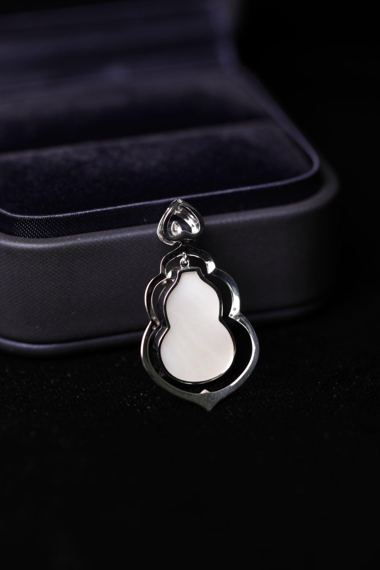 Exquisite Verdance Gourd Necklace Pendant (Overall dimensions: 33.3mm x 18.6mm x 5mm)