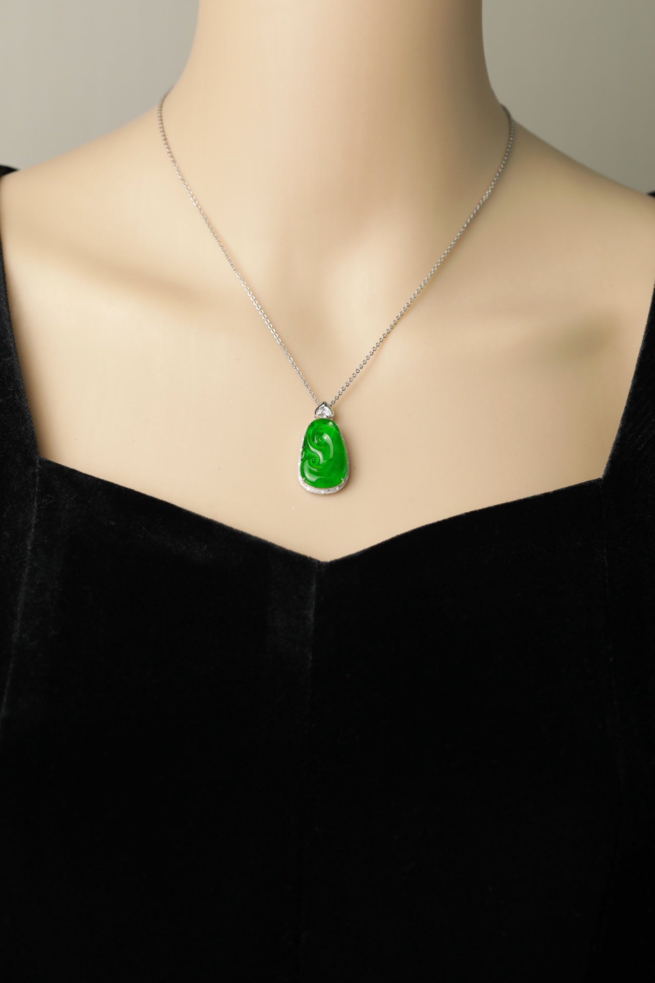"Exquisite Verdance" Ruyi Necklace Pendant; overall dimensions: 31.2mm x 16mm x 6.3mm.