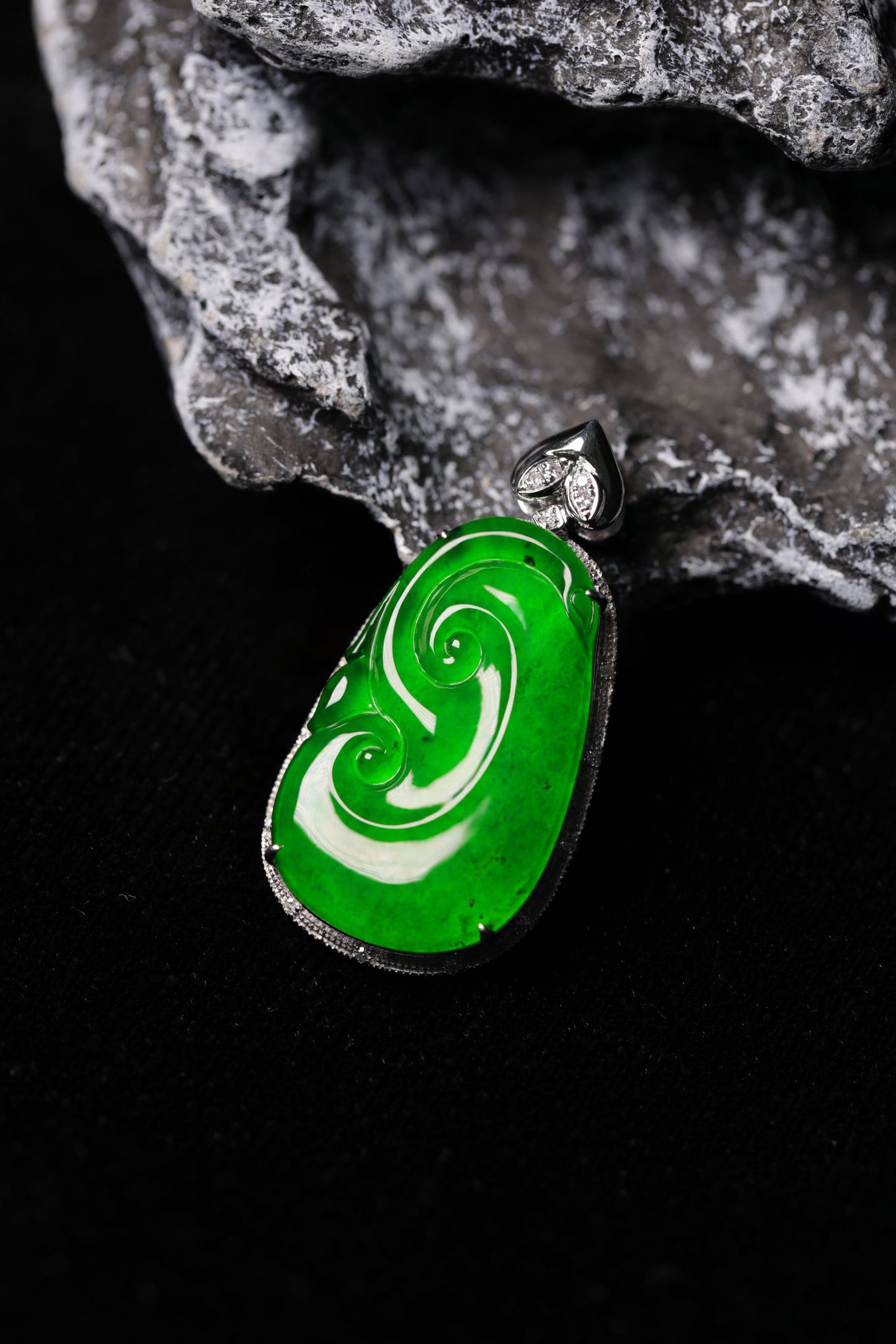 "Exquisite Verdance" Ruyi Necklace Pendant; overall dimensions: 31.2mm x 16mm x 6.3mm.