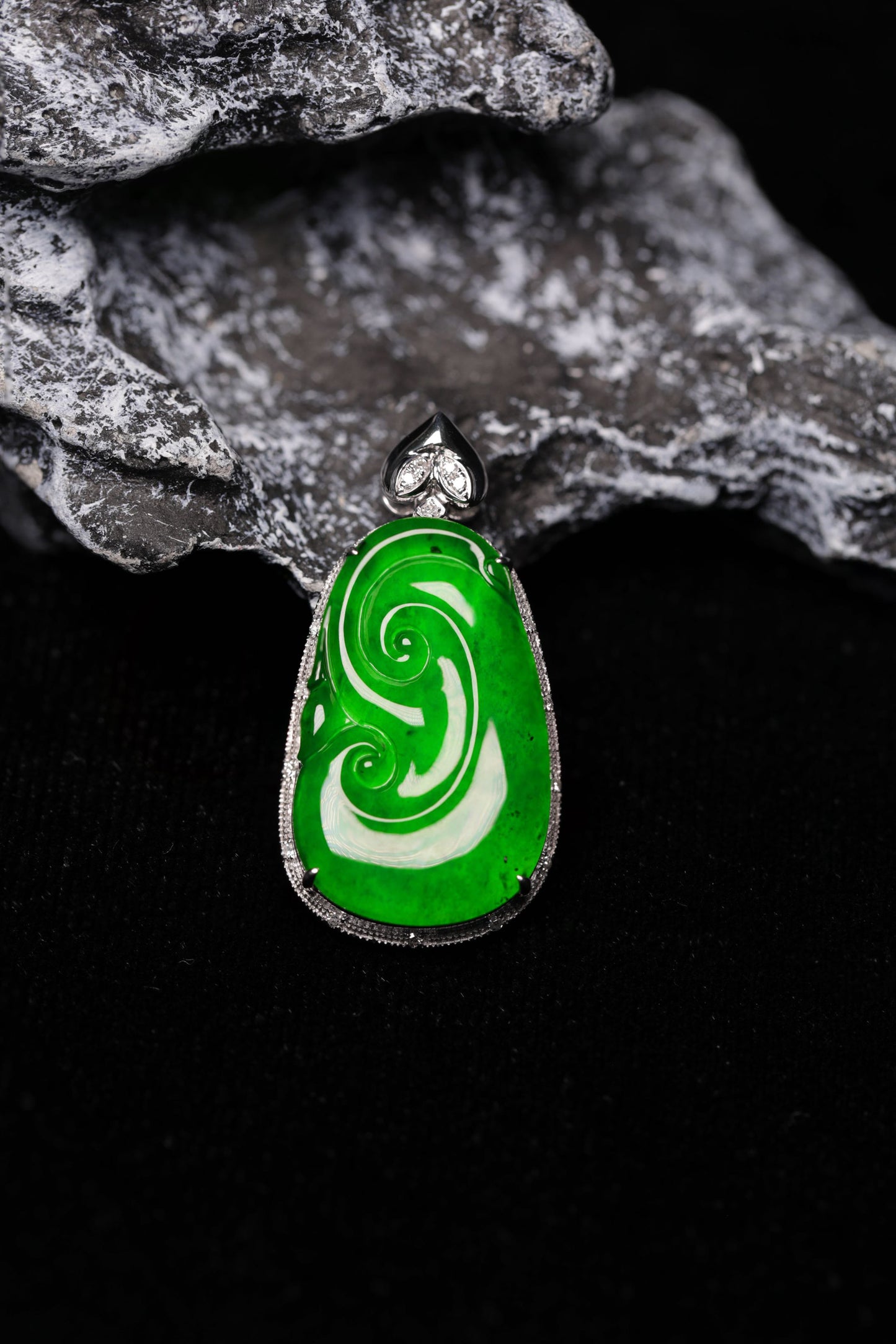 "Exquisite Verdance" Ruyi Necklace Pendant; overall dimensions: 31.2mm x 16mm x 6.3mm.