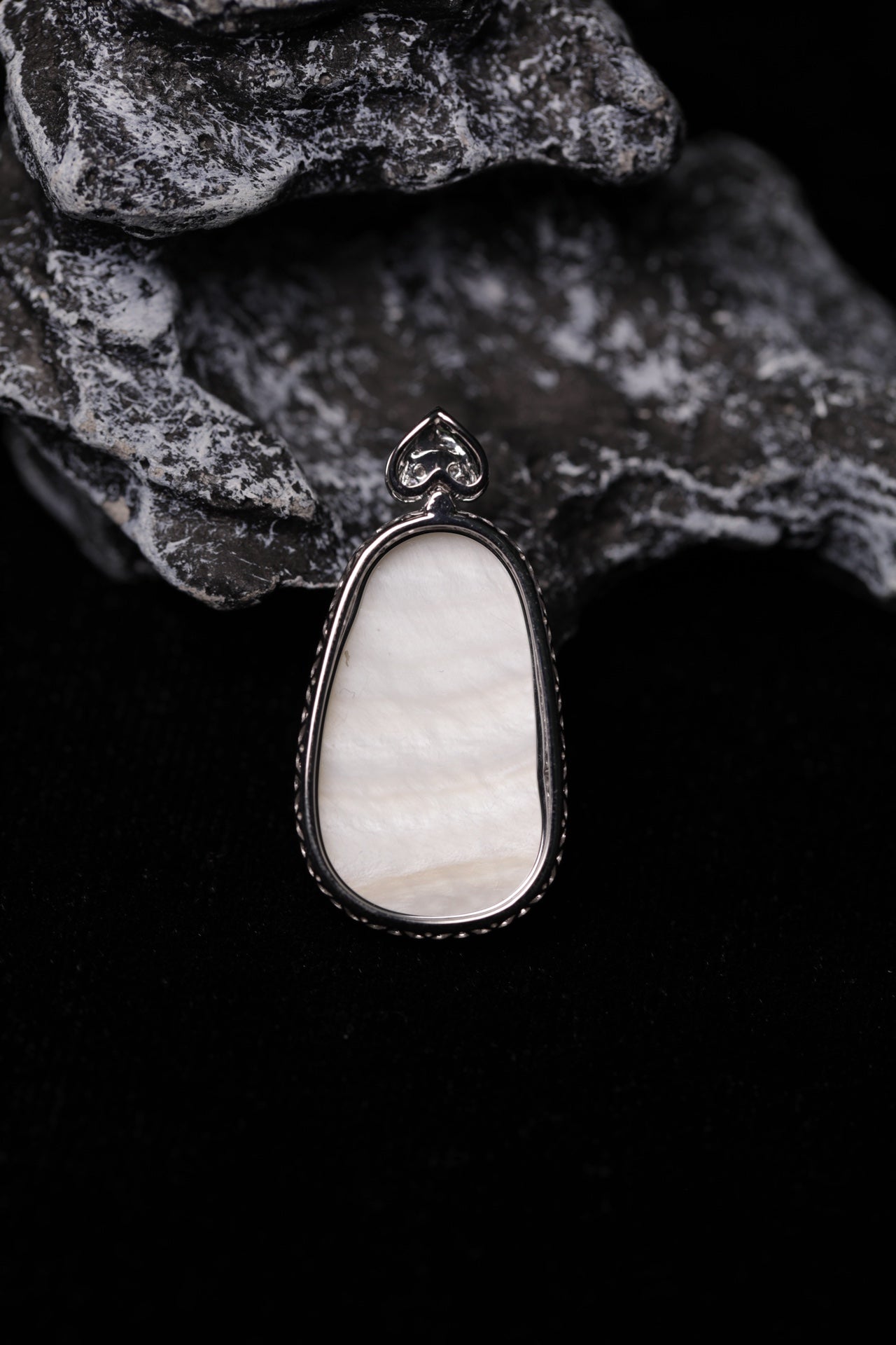 "Exquisite Verdance" Ruyi Necklace Pendant; overall dimensions: 31.2mm x 16mm x 6.3mm.