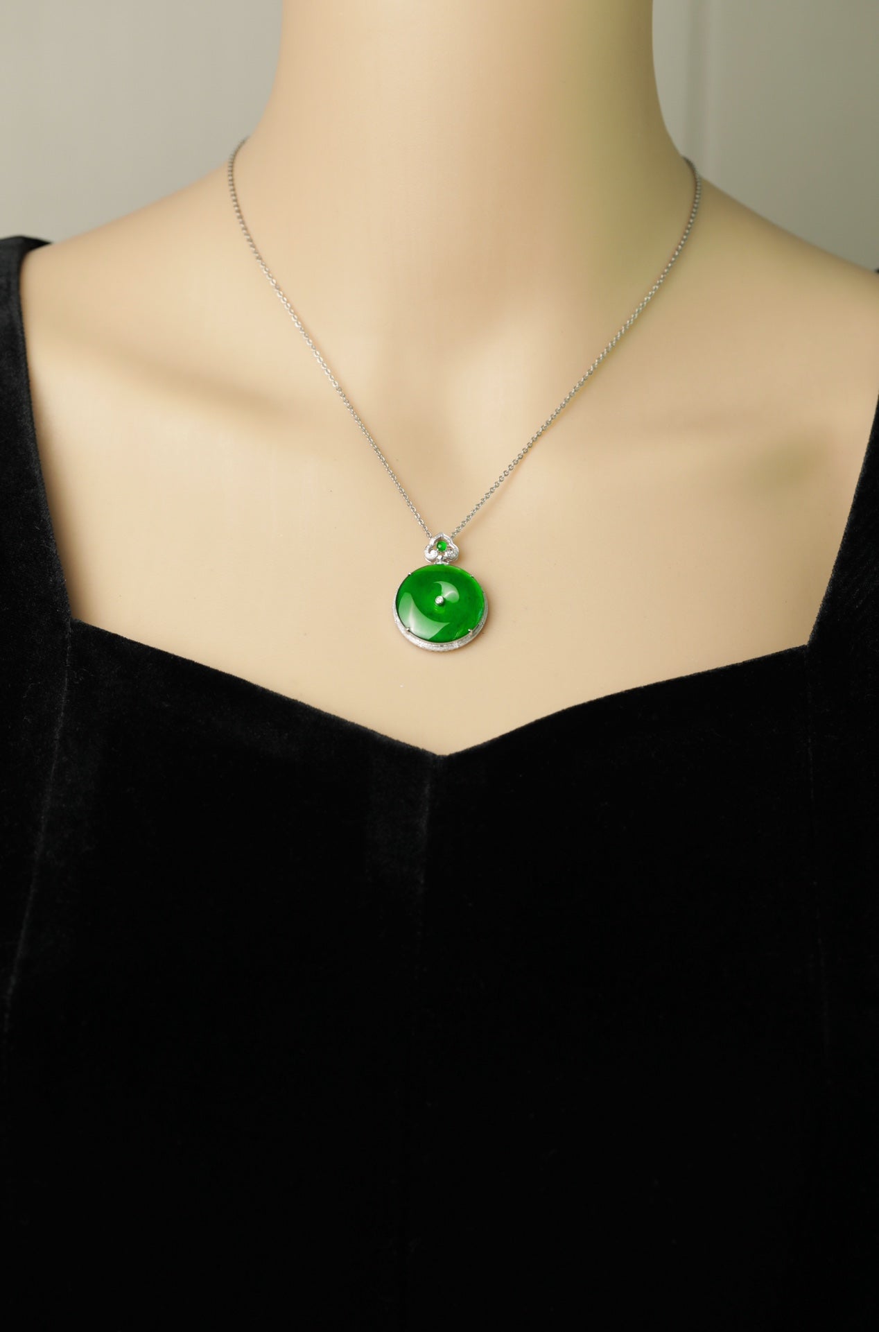 Exquisite Verdance "Peace Buckle" (Ping An Kou) Necklace Pendant – Overall dimensions: 30.0mm x 22.7mm x 6.1mm