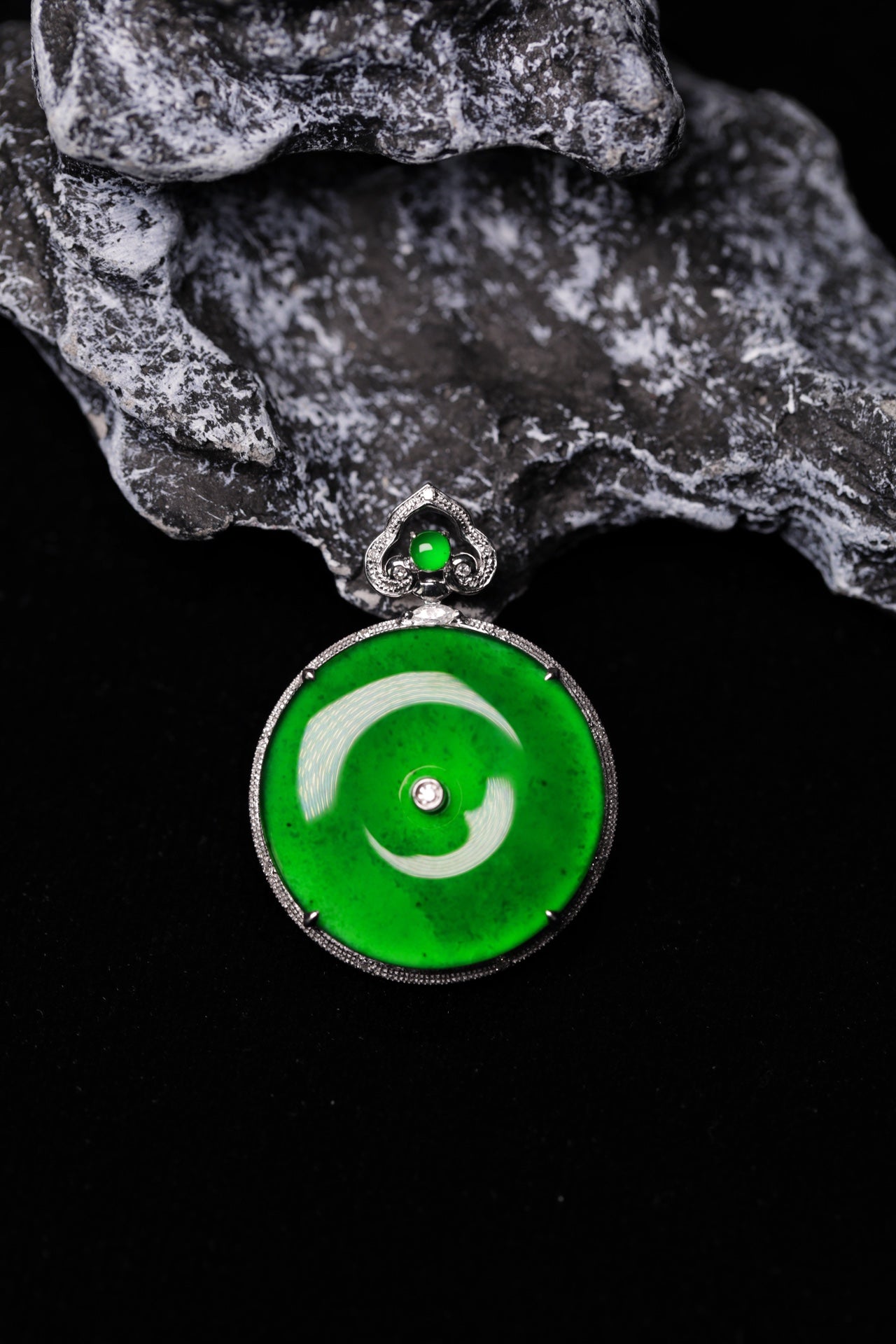 Exquisite Verdance "Peace Buckle" (Ping An Kou) Necklace Pendant – Overall dimensions: 30.0mm x 22.7mm x 6.1mm