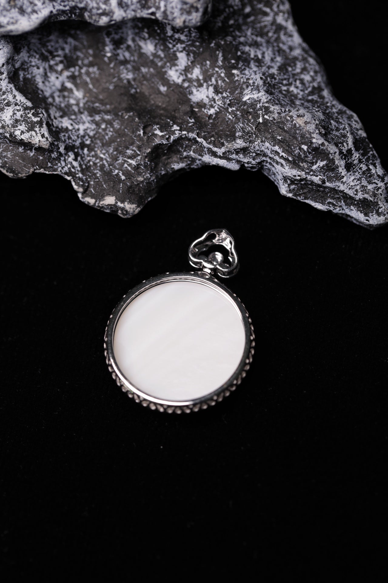 Exquisite Verdance "Peace Buckle" (Ping An Kou) Necklace Pendant – Overall dimensions: 30.0mm x 22.7mm x 6.1mm
