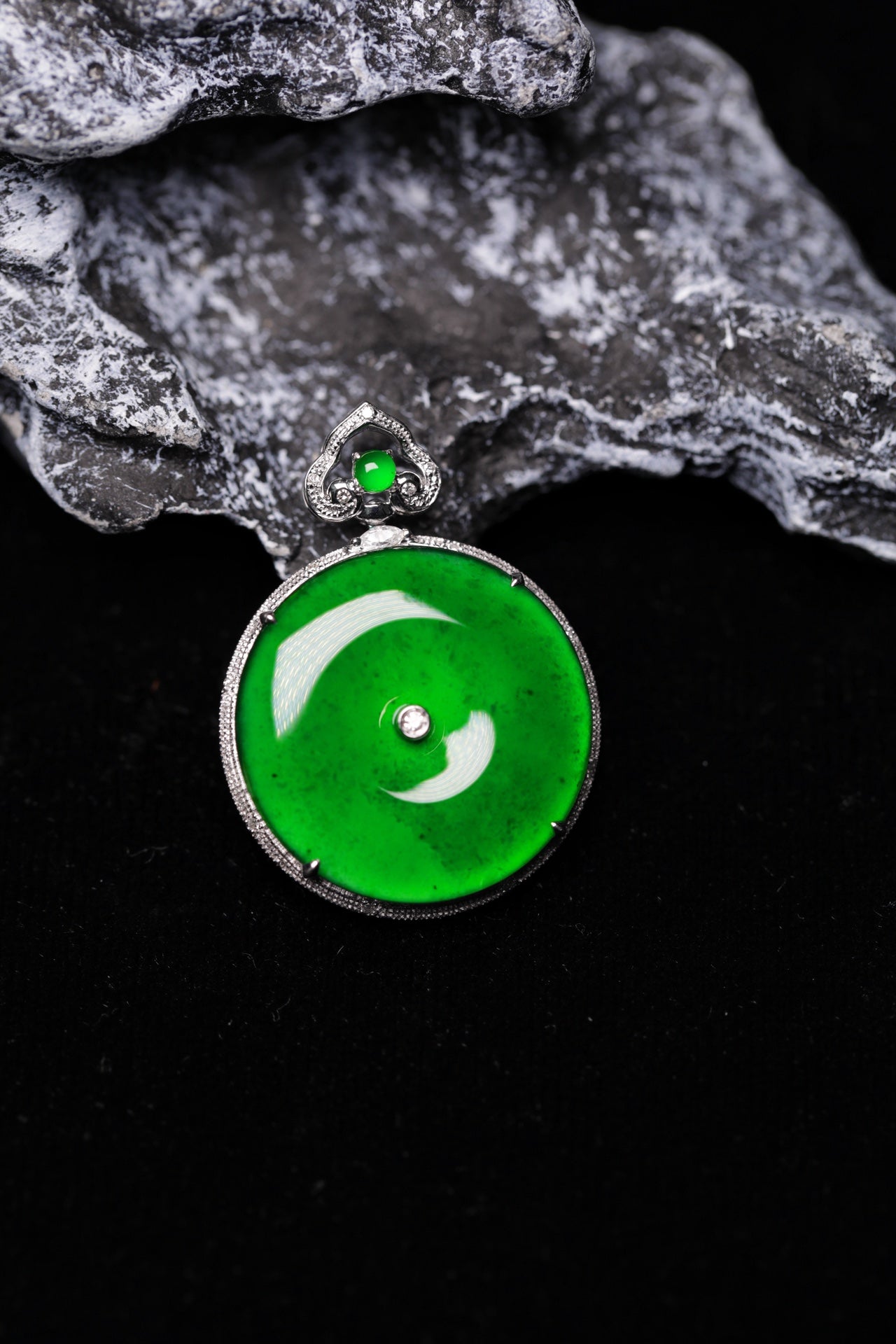 Exquisite Verdance "Peace Buckle" (Ping An Kou) Necklace Pendant – Overall dimensions: 30.0mm x 22.7mm x 6.1mm
