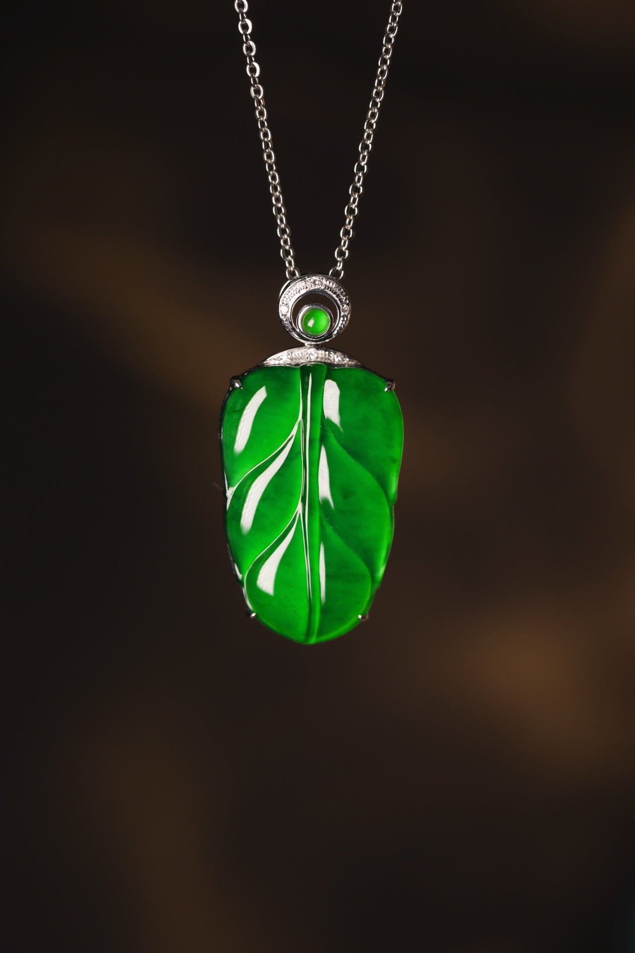Exquisite Verdance Leaf Necklace Pendant (Overall dimensions: 33mm x 16.3mm x 6.2mm)