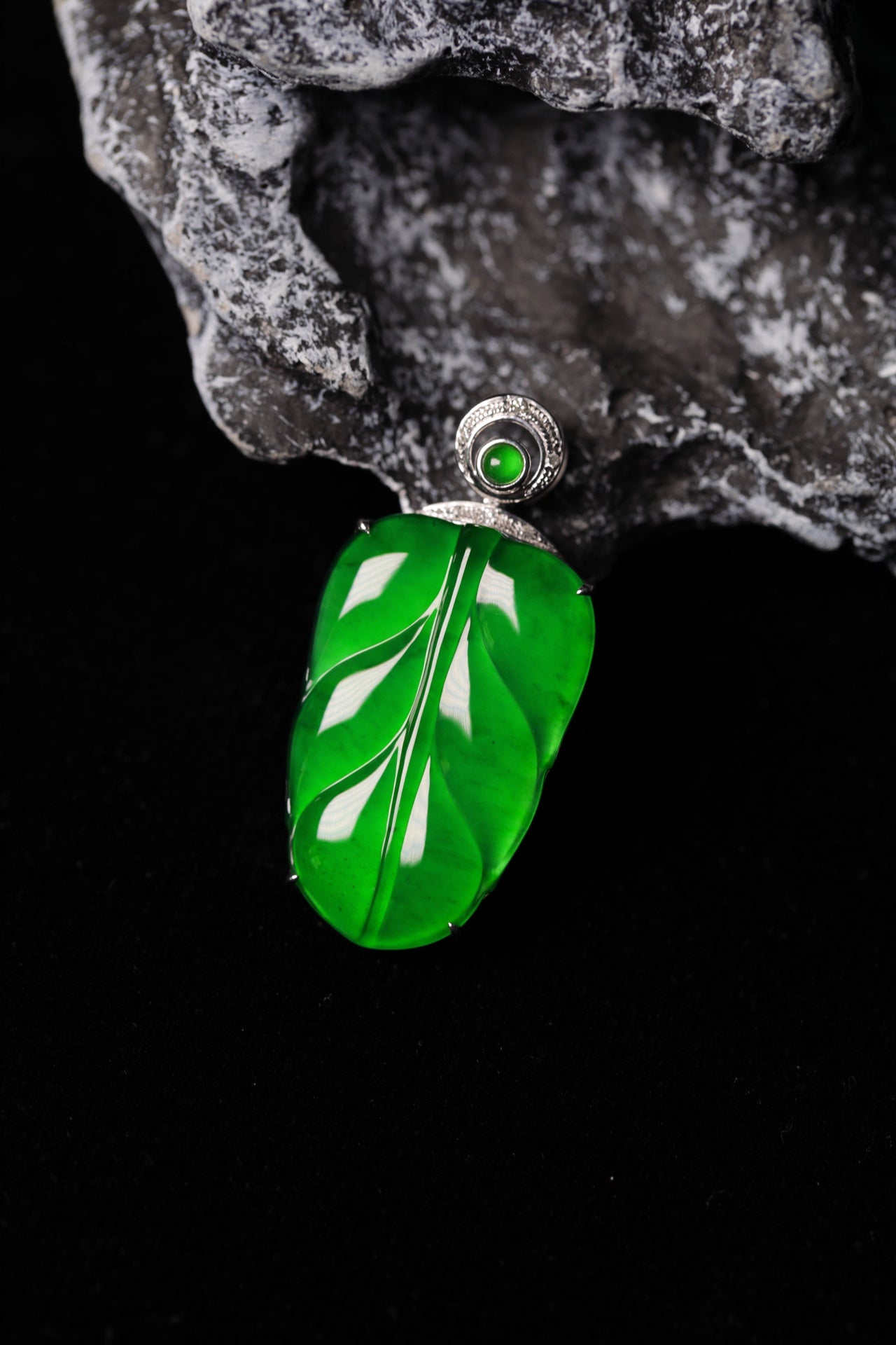 Exquisite Verdance Leaf Necklace Pendant (Overall dimensions: 33mm x 16.3mm x 6.2mm)