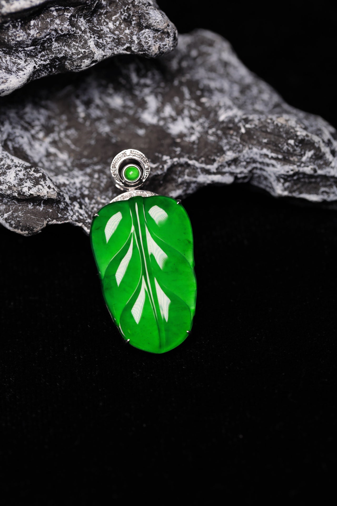 Exquisite Verdance Leaf Necklace Pendant (Overall dimensions: 33mm x 16.3mm x 6.2mm)