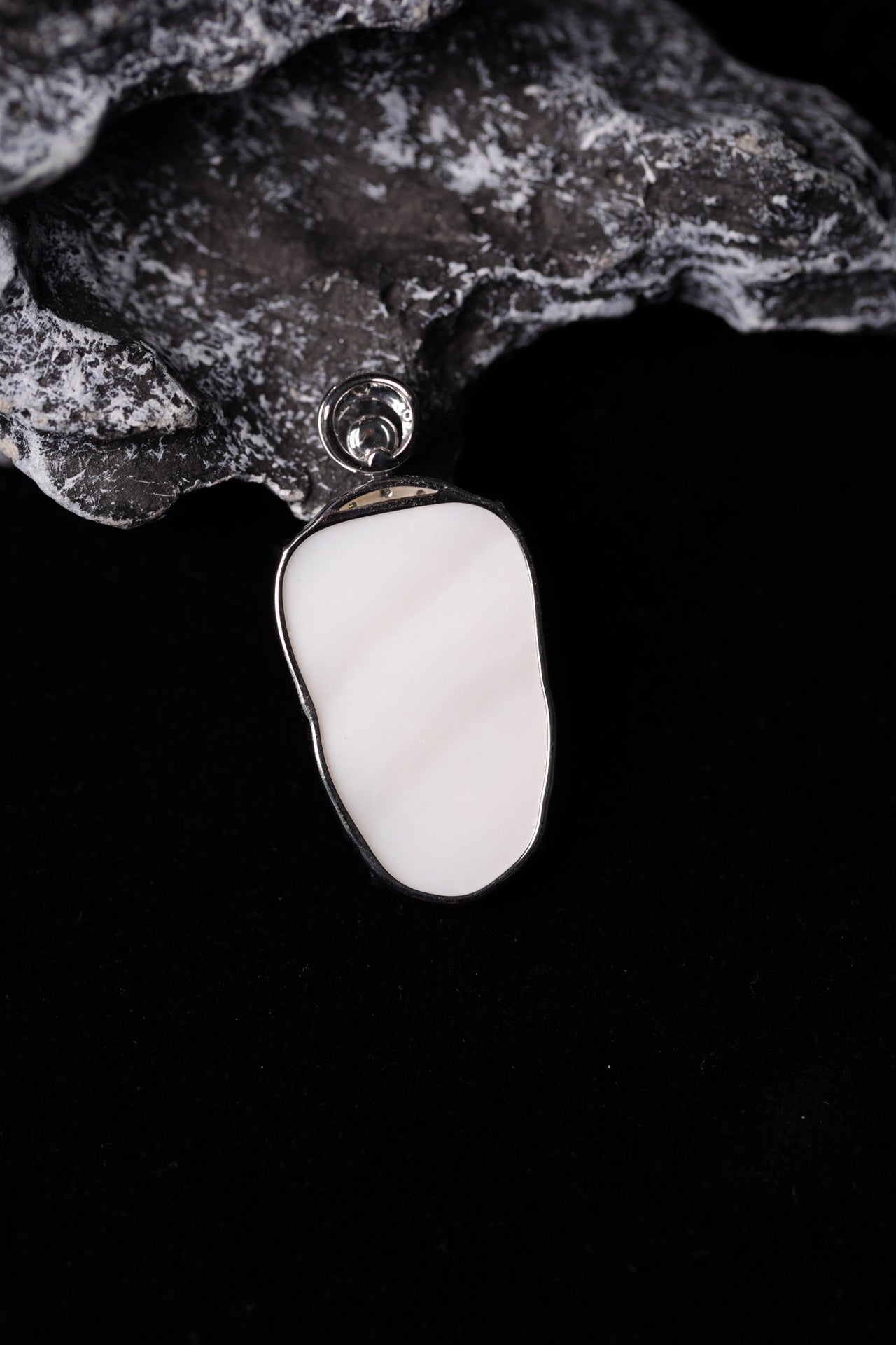 Exquisite Verdance Leaf Necklace Pendant (Overall dimensions: 33mm x 16.3mm x 6.2mm)