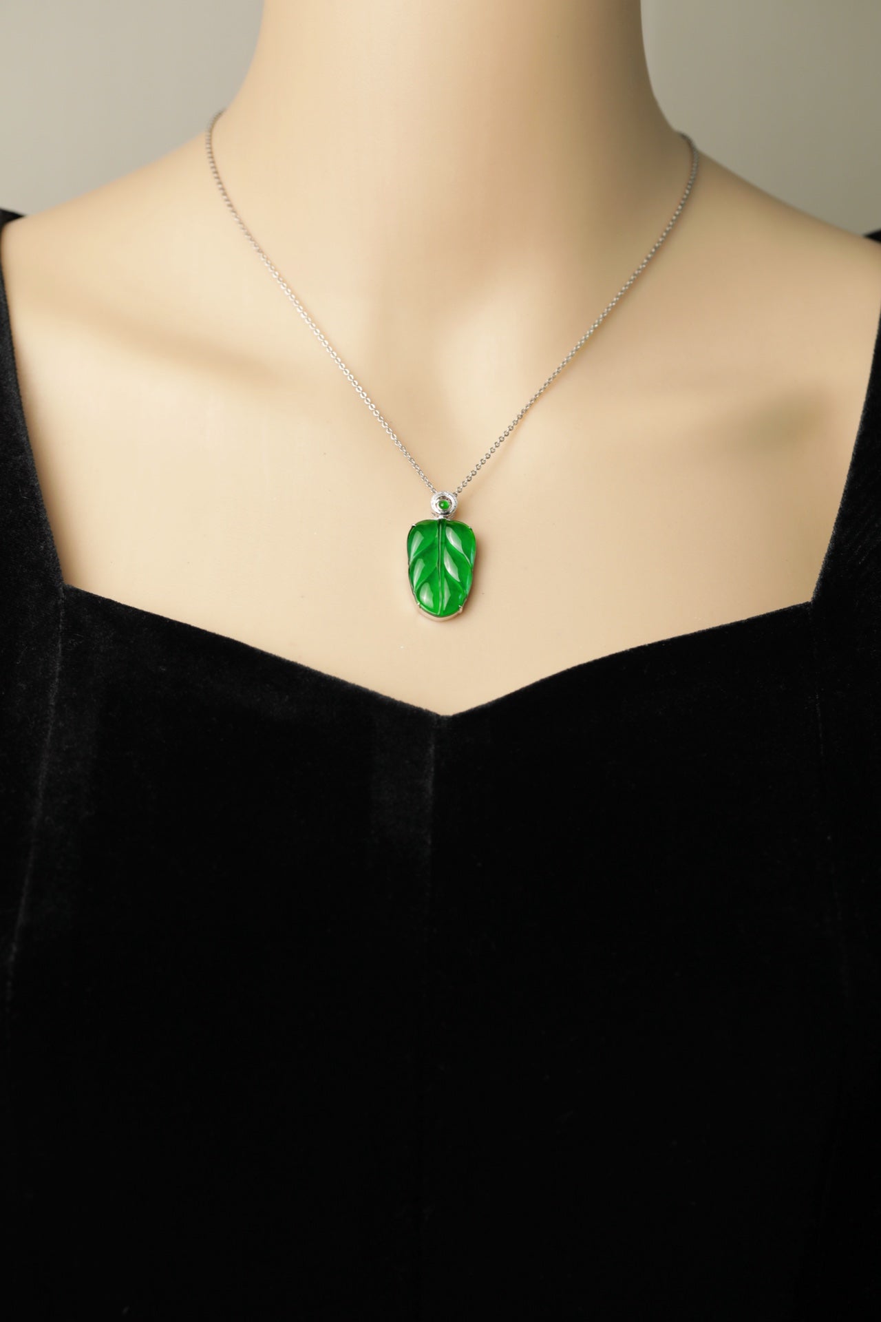 Exquisite Verdance Leaf Necklace Pendant (Overall dimensions: 33mm x 16.3mm x 6.2mm)