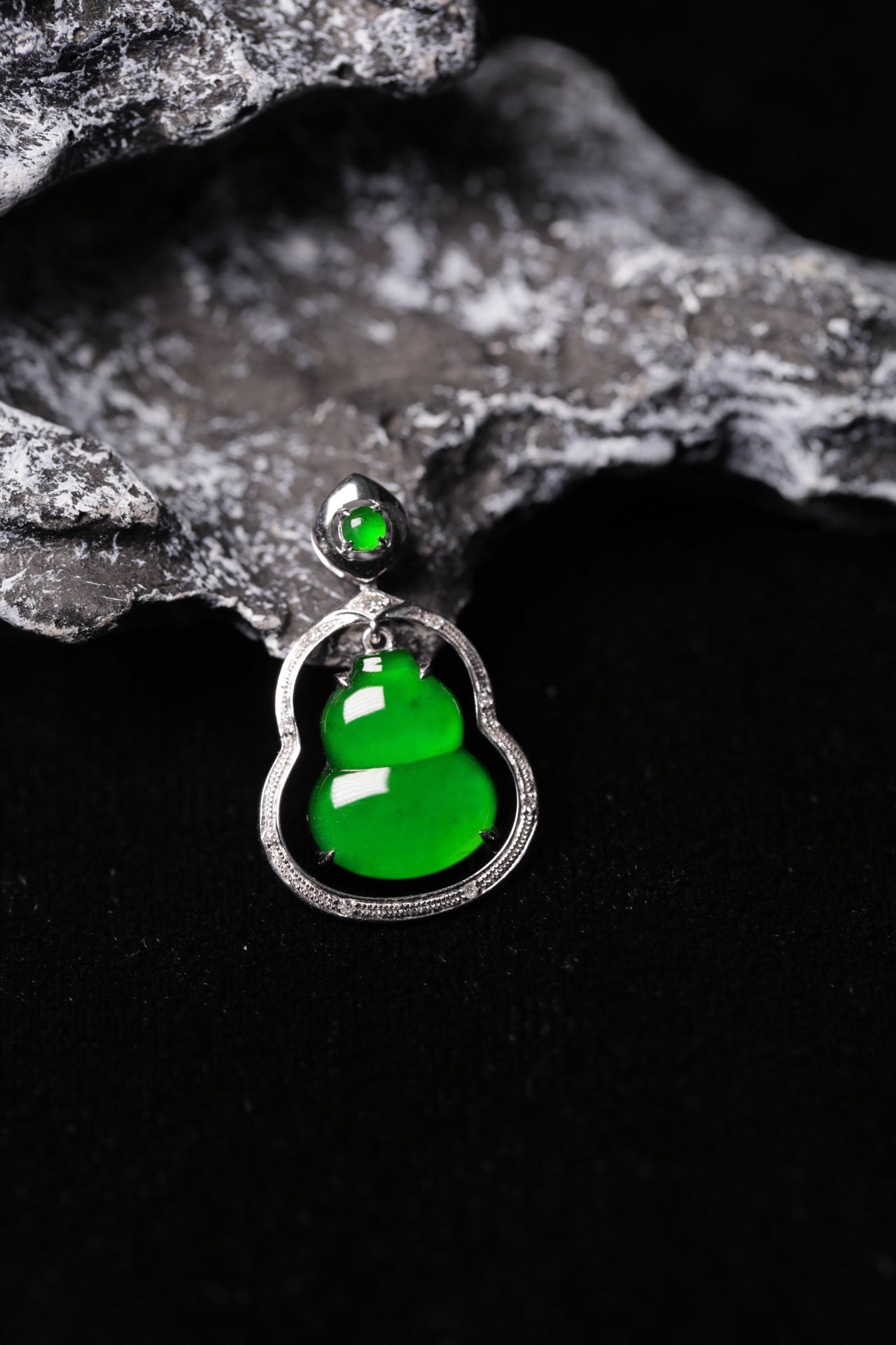 Exquisite Verdance Gourd Necklace Pendant (Overall dimensions: 23.8mm x 14.9mm x 5.5mm)