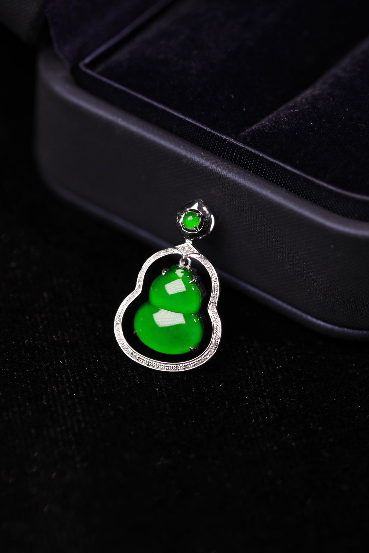 Exquisite Verdance Gourd Necklace Pendant (Overall dimensions: 23.8mm x 14.9mm x 5.5mm)
