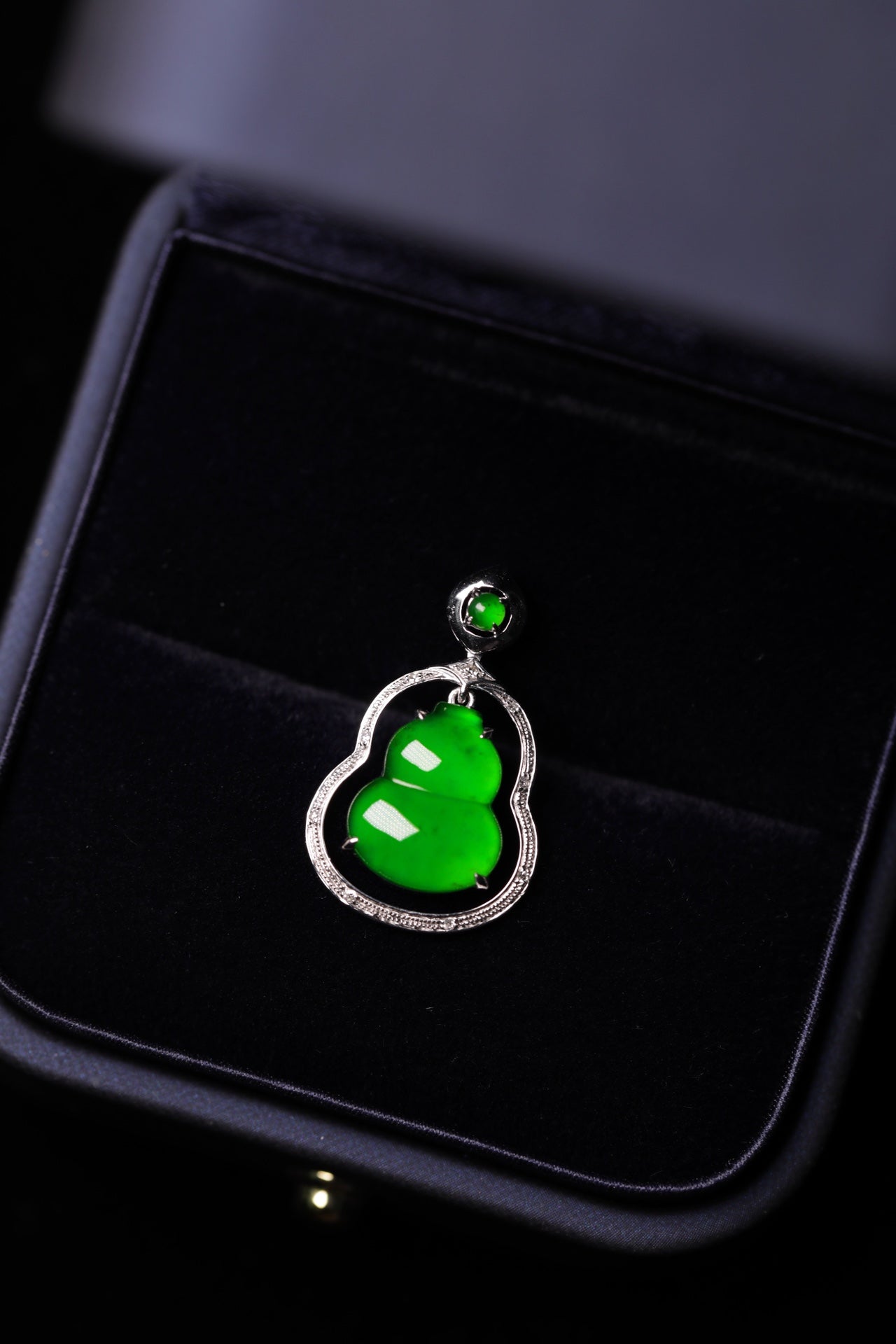 Exquisite Verdance Gourd Necklace Pendant (Overall dimensions: 23.8mm x 14.9mm x 5.5mm)