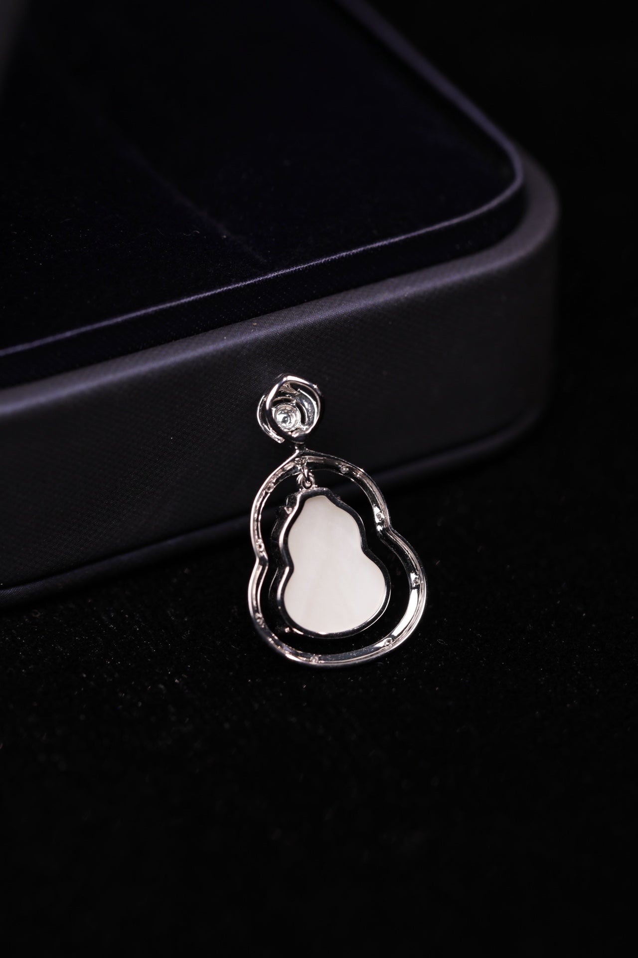 Exquisite Verdance Gourd Necklace Pendant (Overall dimensions: 23.8mm x 14.9mm x 5.5mm)