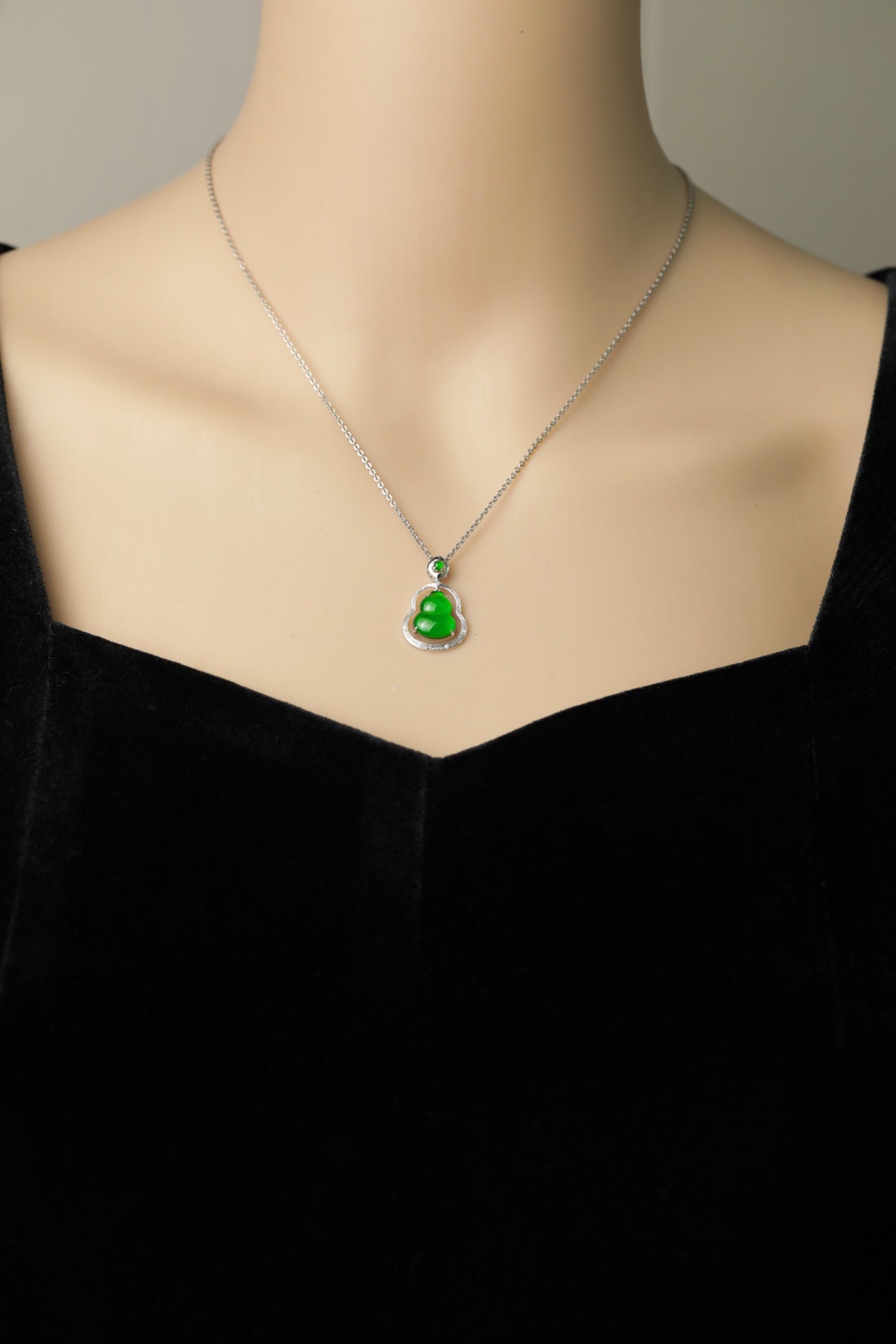 Exquisite Verdance Gourd Necklace Pendant (Overall dimensions: 23.8mm x 14.9mm x 5.5mm)