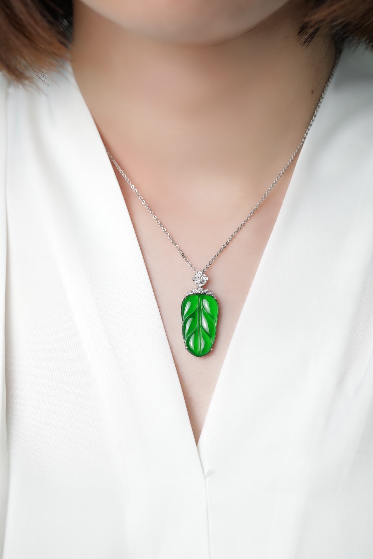 Exquisite VerdanceLeaf necklace pendant; overall dimensions: 33mm x 14mm x 5mm.