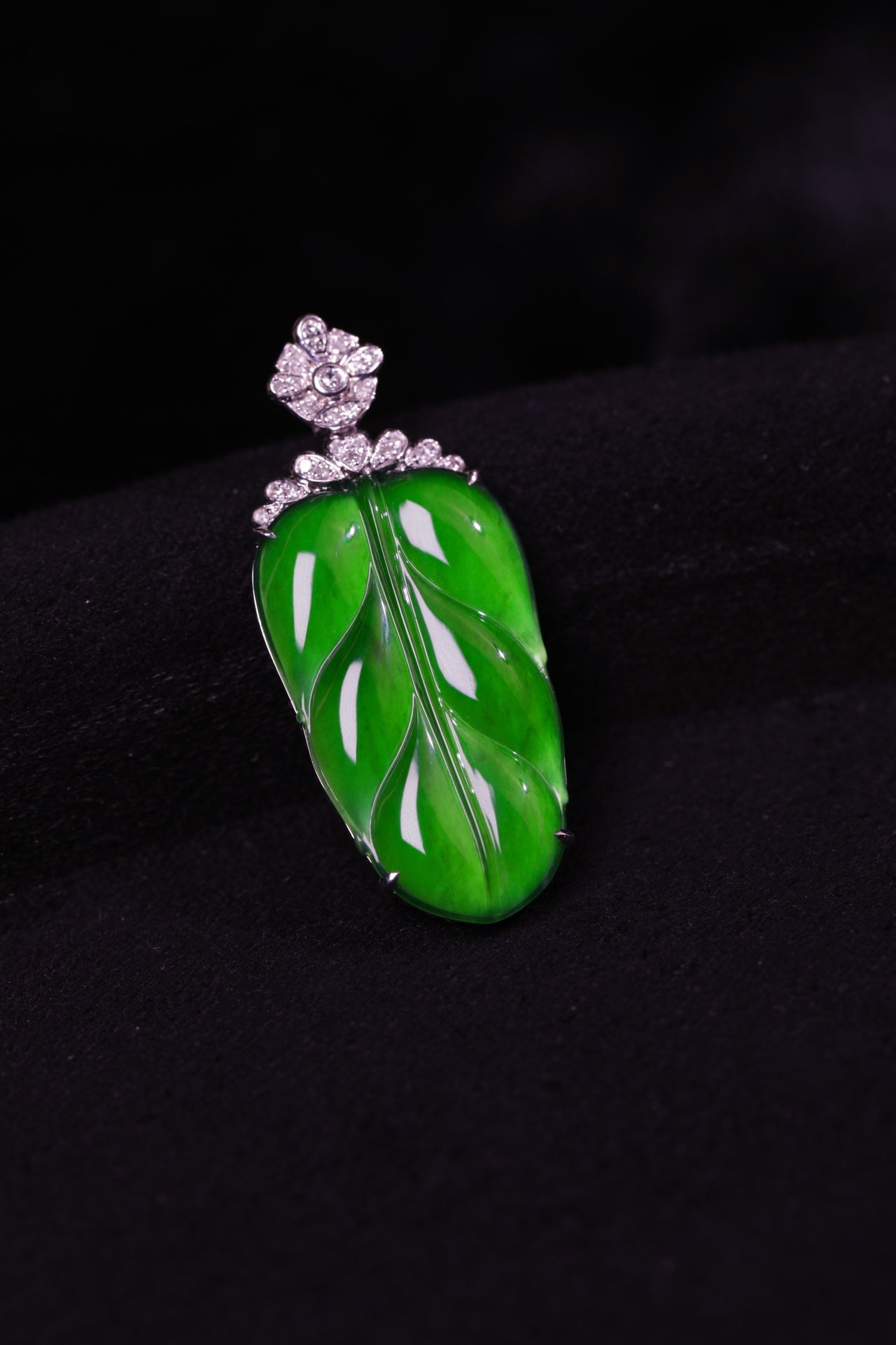 Exquisite VerdanceLeaf necklace pendant; overall dimensions: 33mm x 14mm x 5mm.