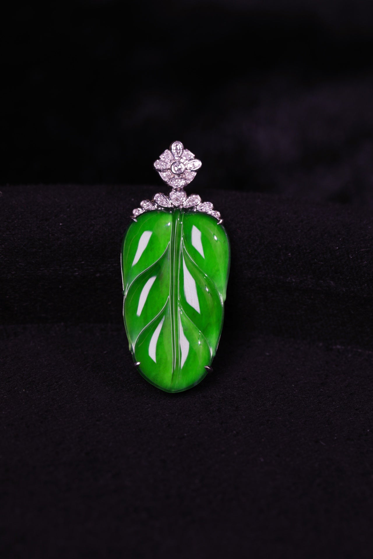 Exquisite VerdanceLeaf necklace pendant; overall dimensions: 33mm x 14mm x 5mm.