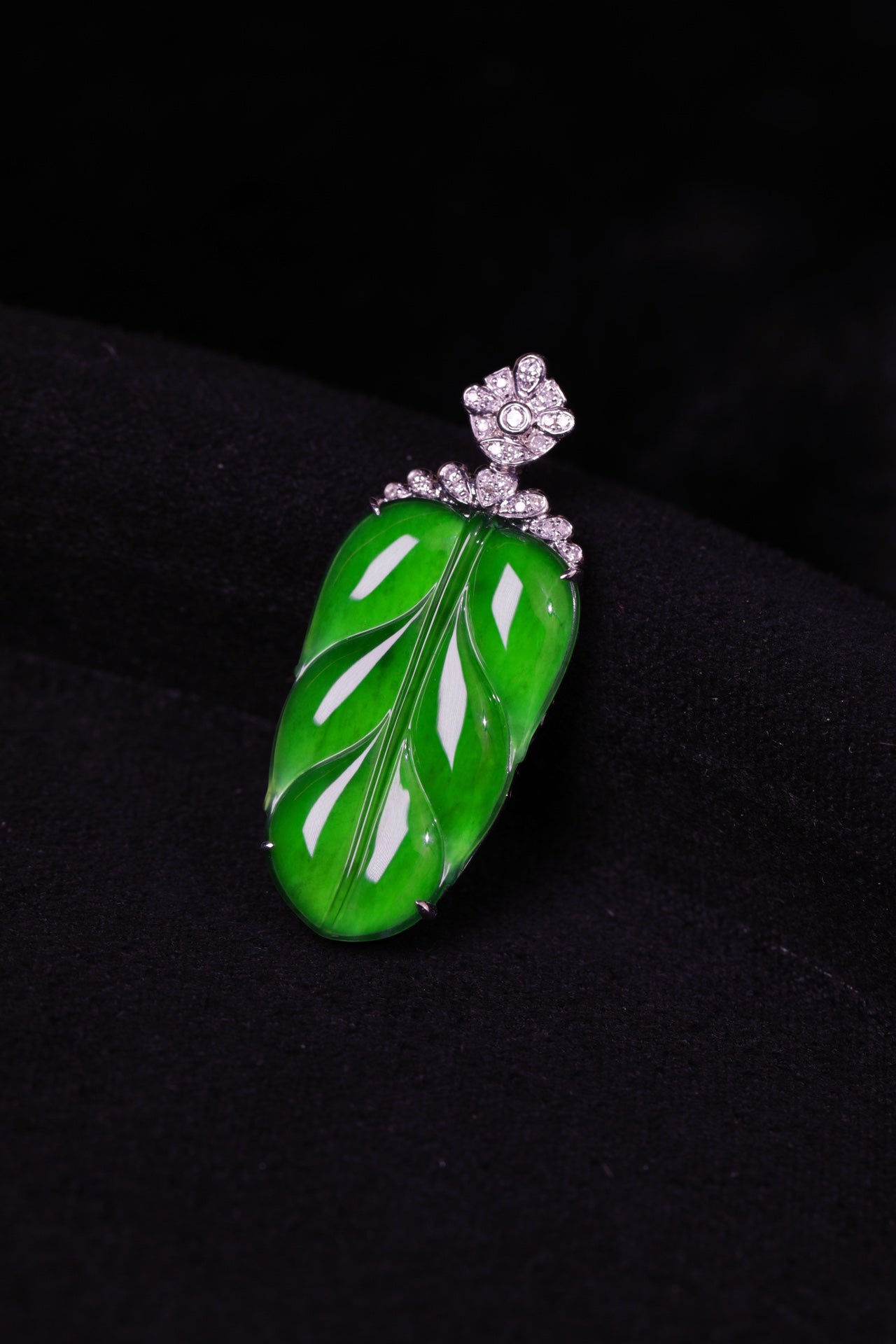 Exquisite VerdanceLeaf necklace pendant; overall dimensions: 33mm x 14mm x 5mm.