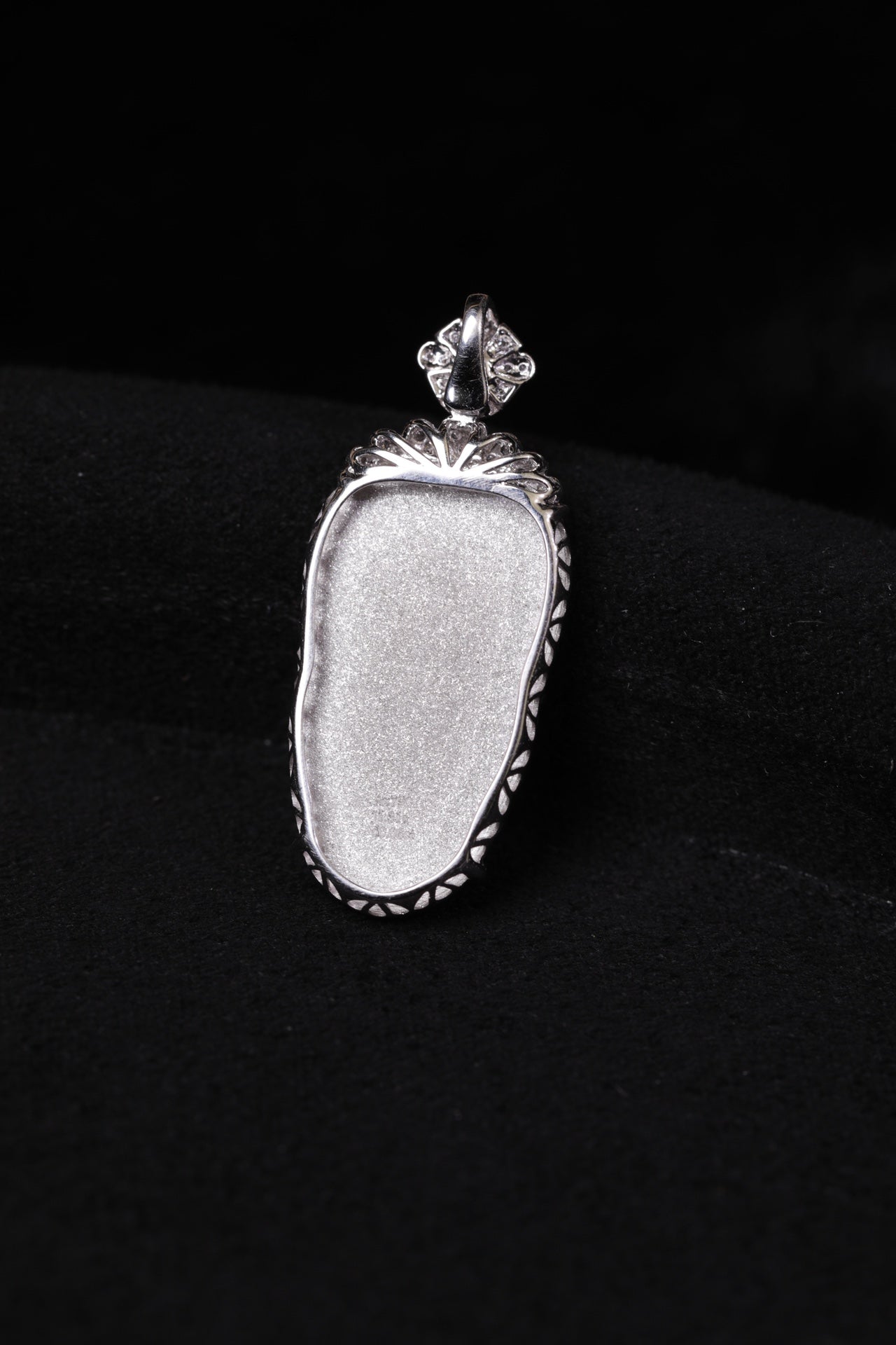 Exquisite VerdanceLeaf necklace pendant; overall dimensions: 33mm x 14mm x 5mm.