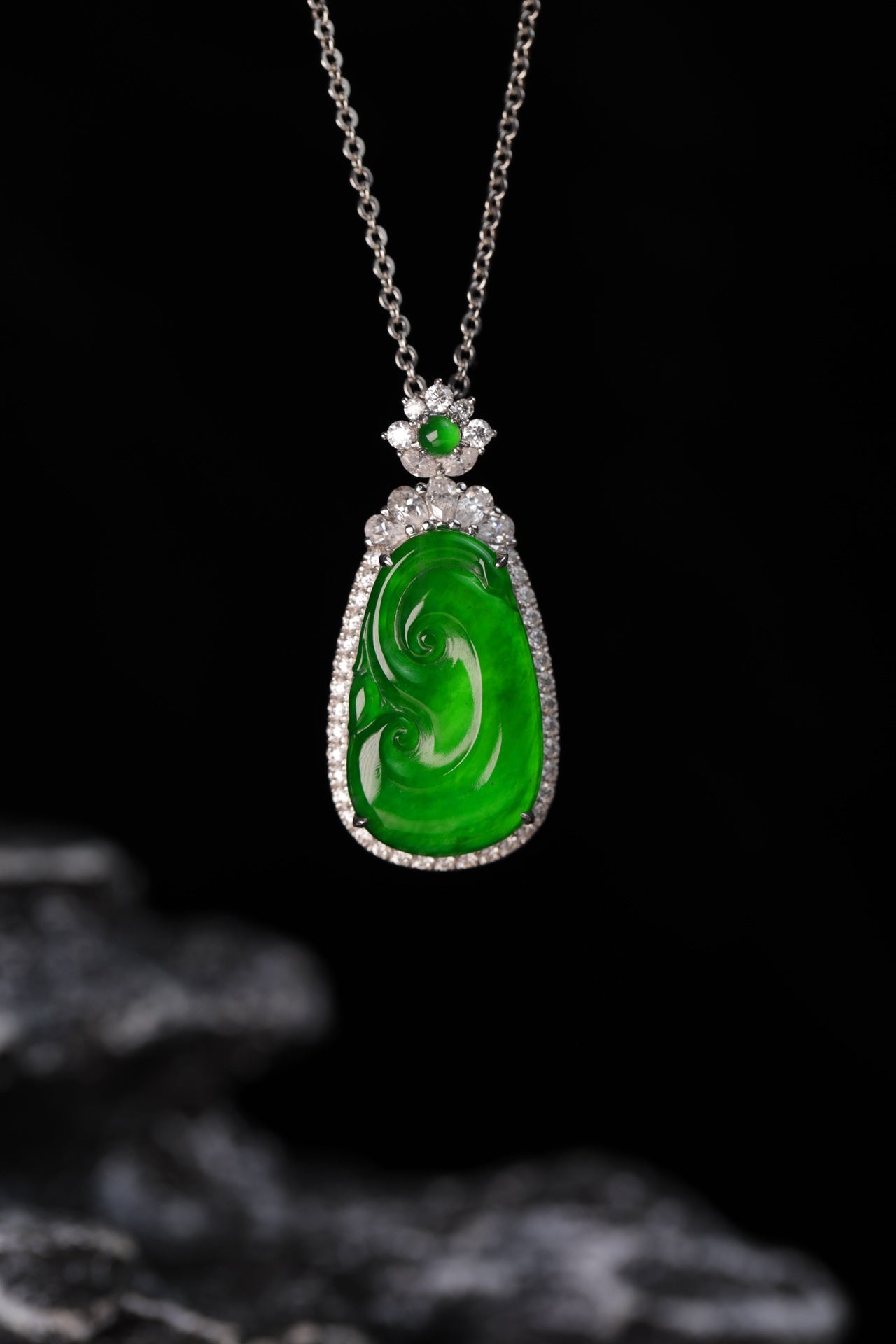 Exquisite Verdance Ruyi necklace pendant; overall dimensions: 29mm x 14mm x 6mm.