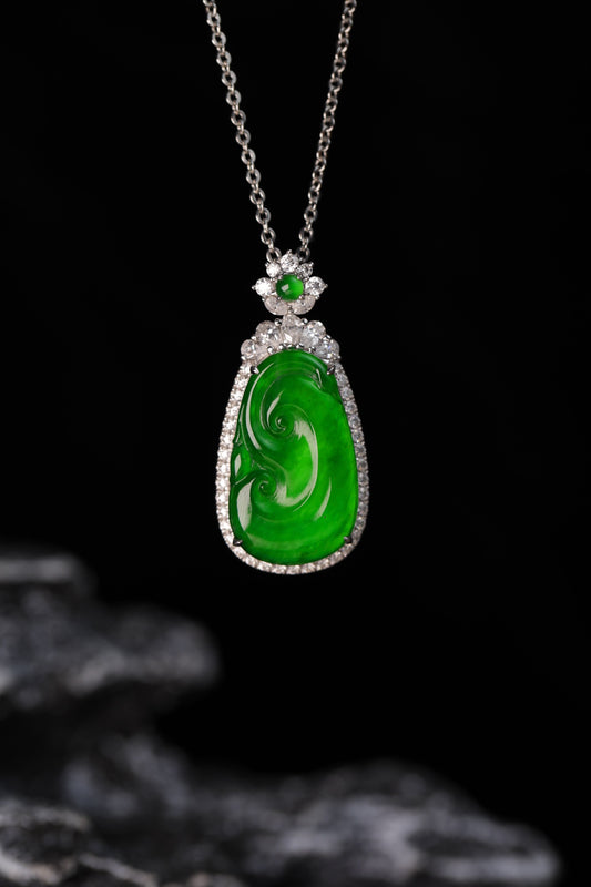 Exquisite Verdance Ruyi necklace pendant; overall dimensions: 29mm x 14mm x 6mm.