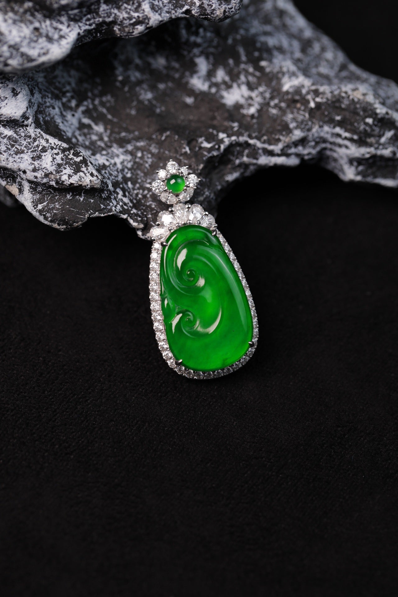 Exquisite Verdance Ruyi necklace pendant; overall dimensions: 29mm x 14mm x 6mm.