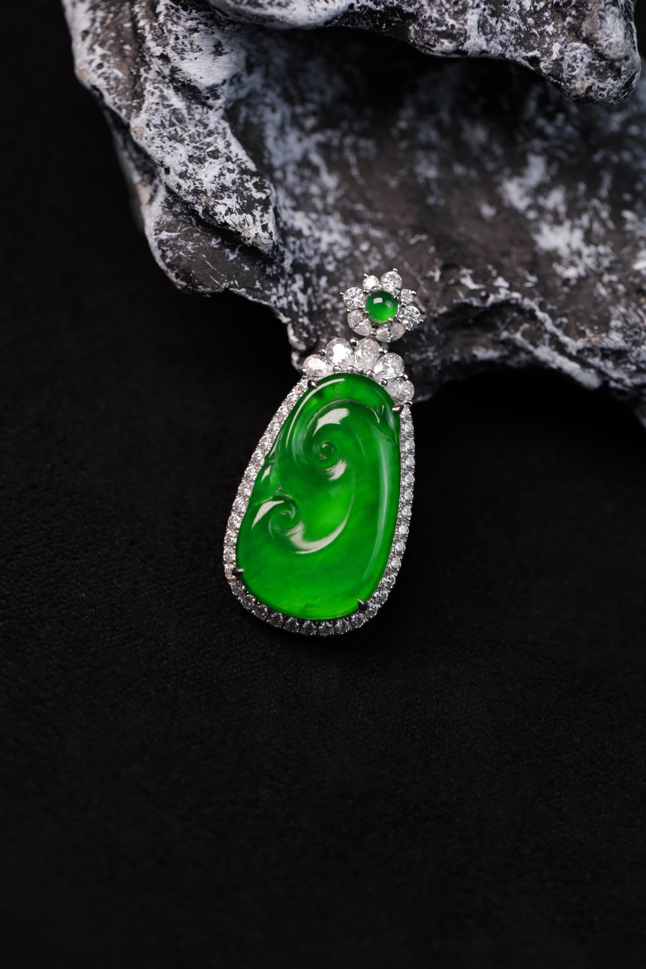 Exquisite Verdance Ruyi necklace pendant; overall dimensions: 29mm x 14mm x 6mm.