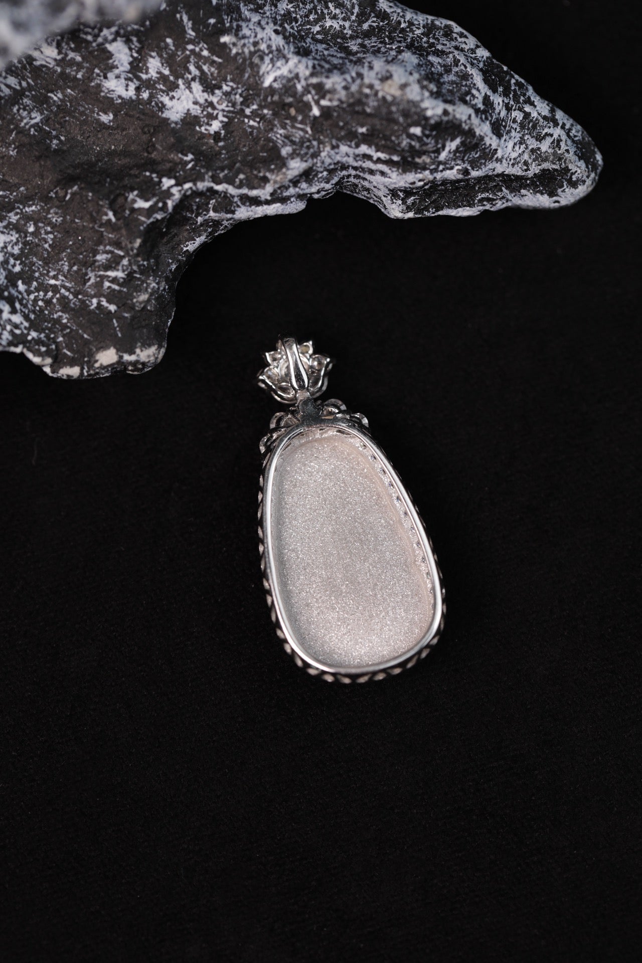 Exquisite Verdance Ruyi necklace pendant; overall dimensions: 29mm x 14mm x 6mm.