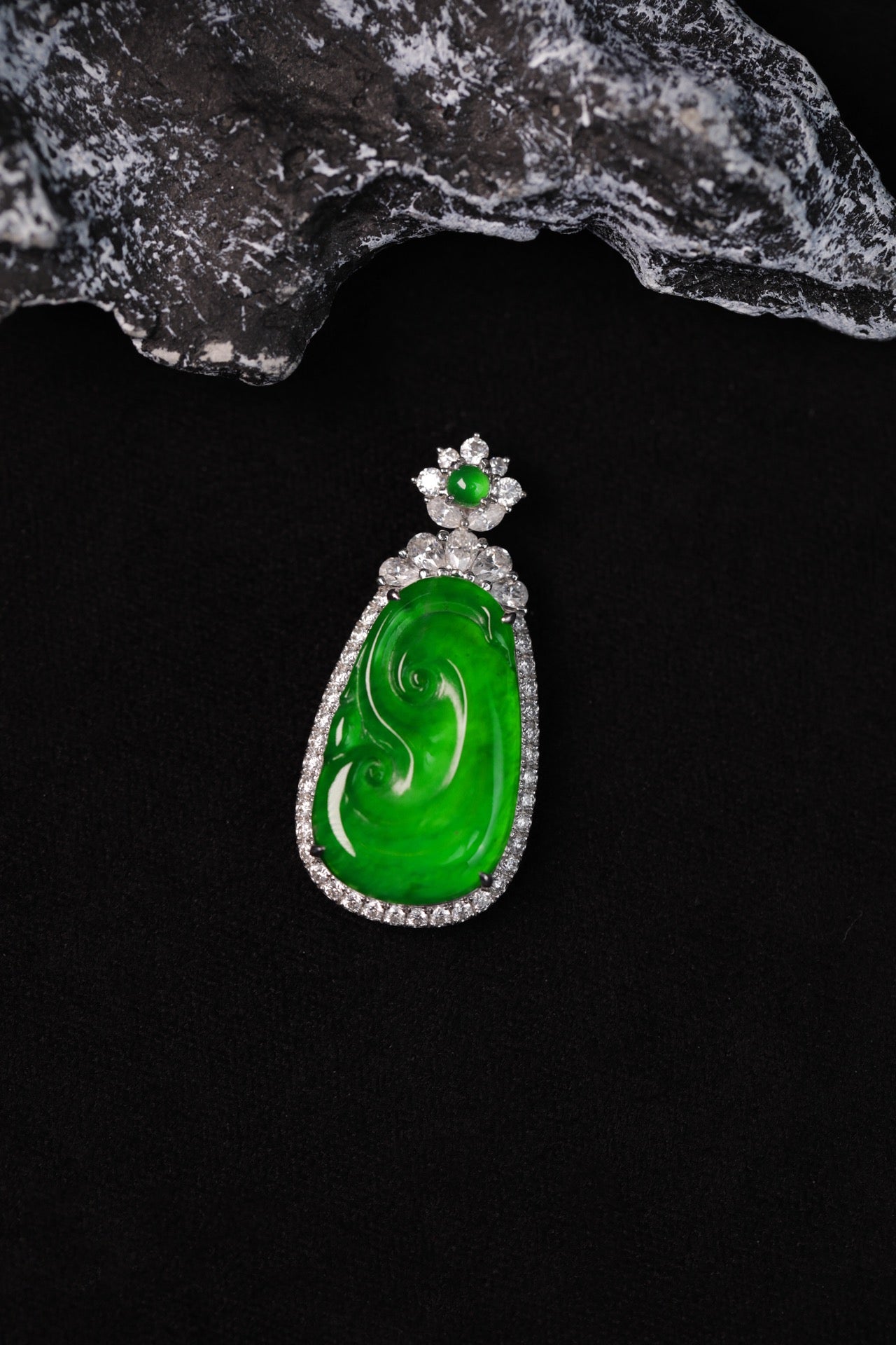 Exquisite Verdance Ruyi necklace pendant; overall dimensions: 29mm x 14mm x 6mm.