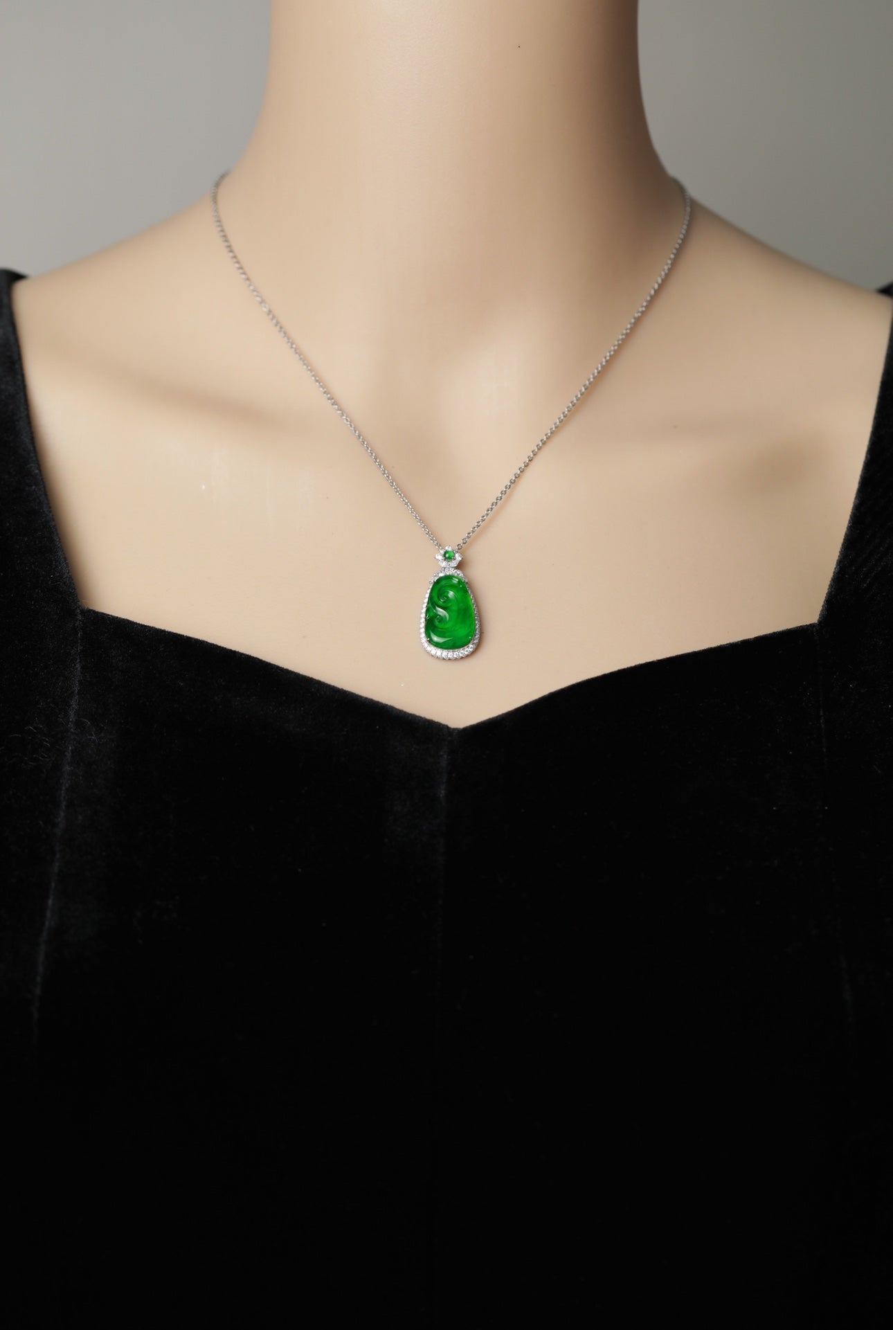Exquisite Verdance Ruyi necklace pendant; overall dimensions: 29mm x 14mm x 6mm.
