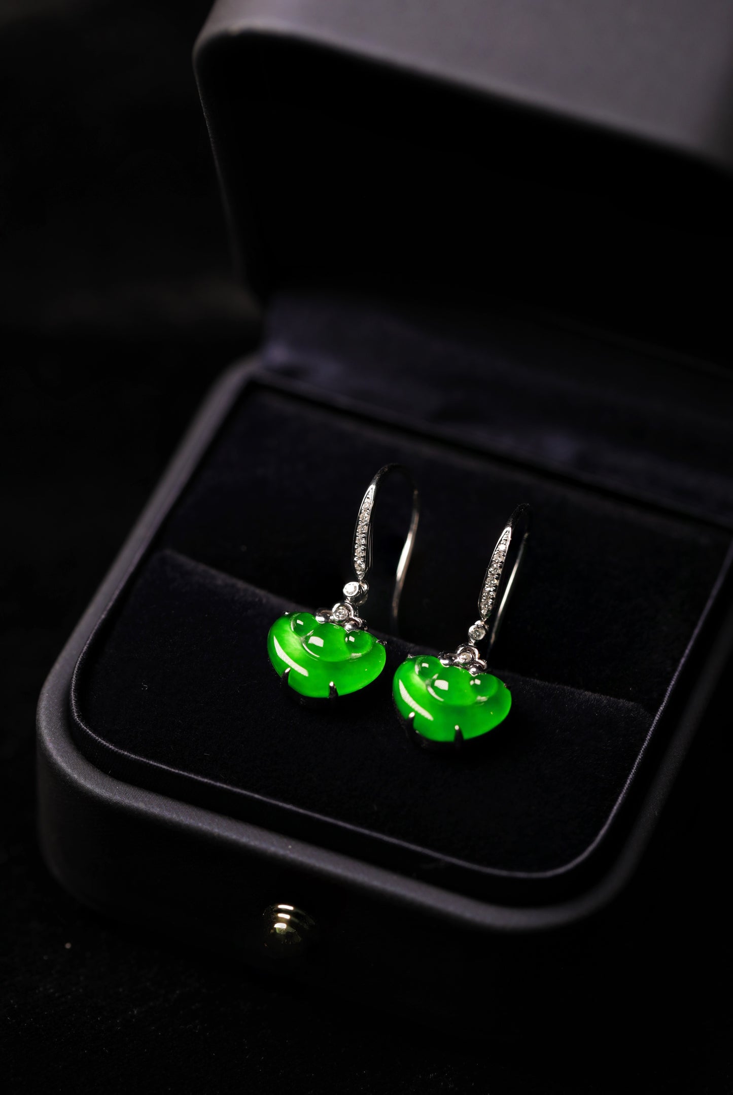 "Exquisite Verdance" Ruyi-style ear hooks; overall dimensions: 27.3mm x 11.5mm x 4.3mm.