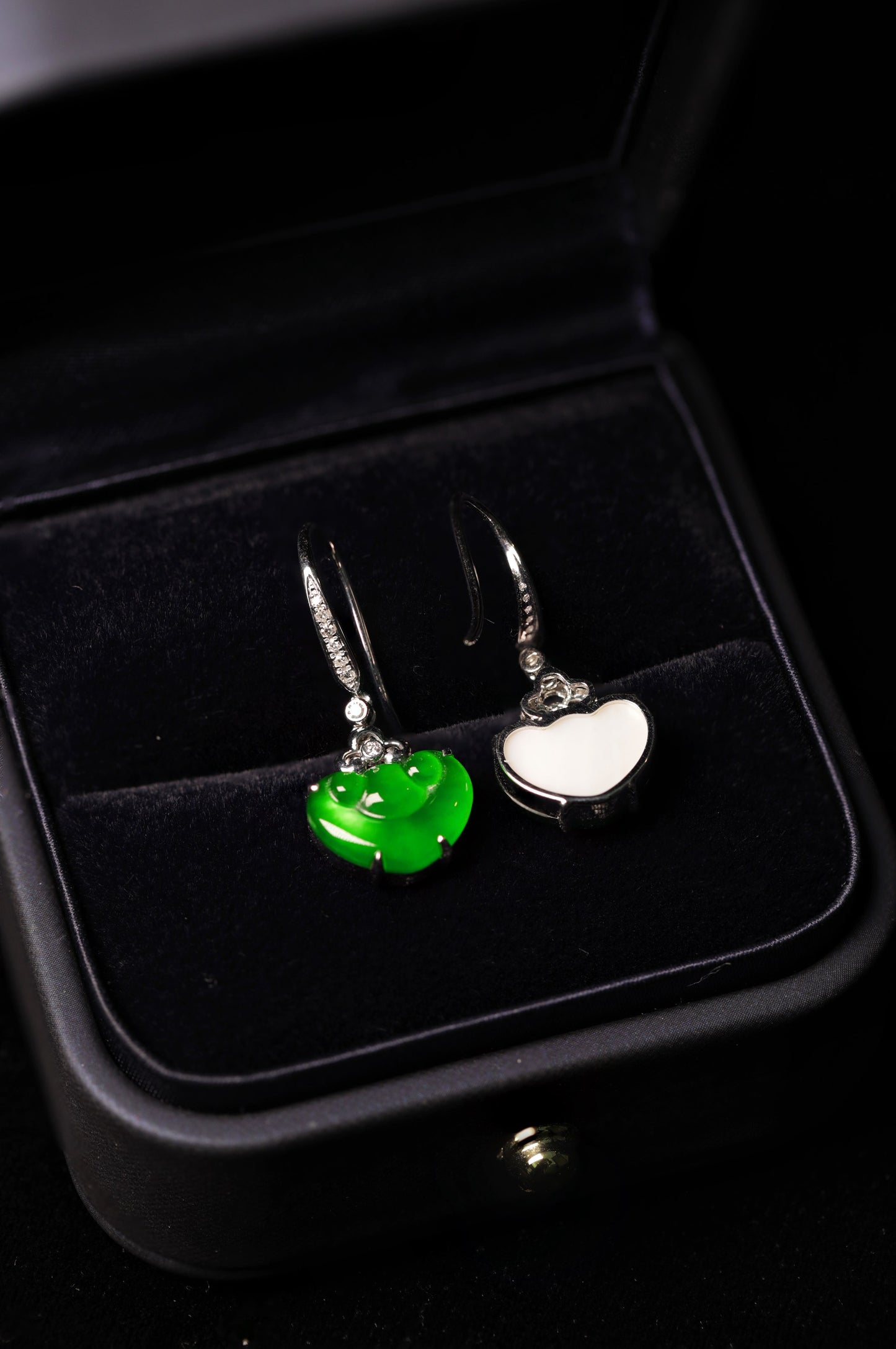 "Exquisite Verdance" Ruyi-style ear hooks; overall dimensions: 27.3mm x 11.5mm x 4.3mm.