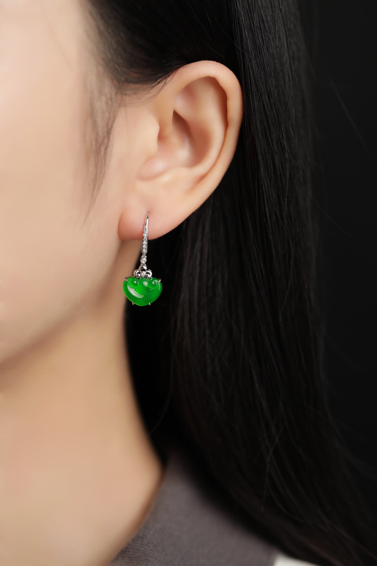 "Exquisite Verdance" Ruyi-style ear hooks; overall dimensions: 27.3mm x 11.5mm x 4.3mm.