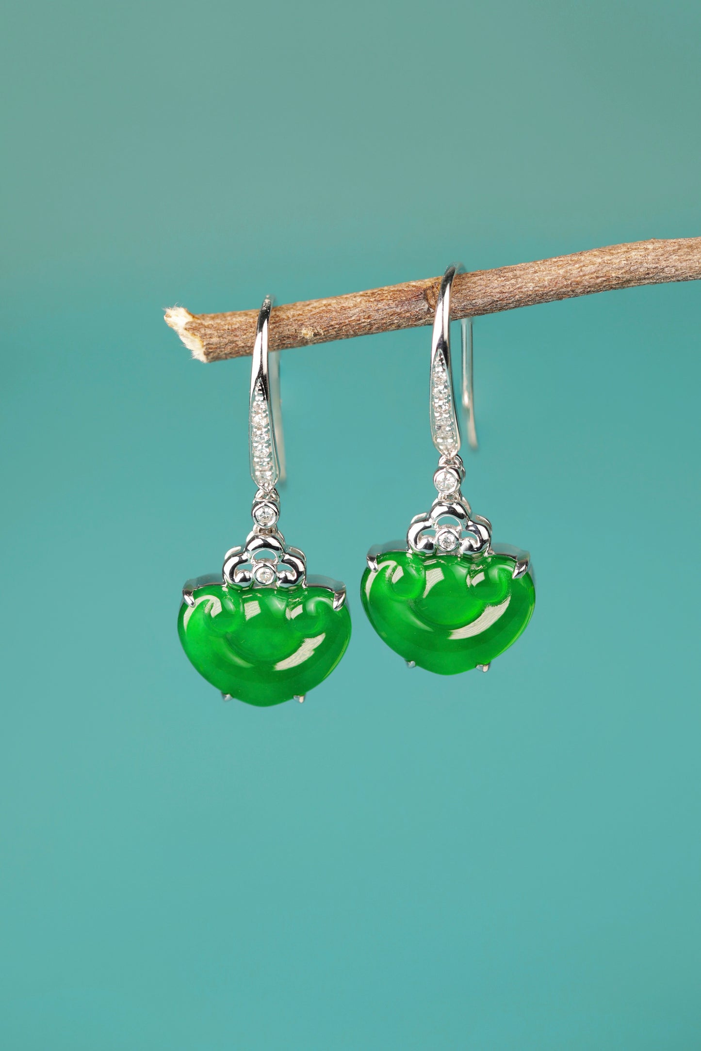 "Exquisite Verdance" Ruyi-style ear hooks; overall dimensions: 27.3mm x 11.5mm x 4.3mm.