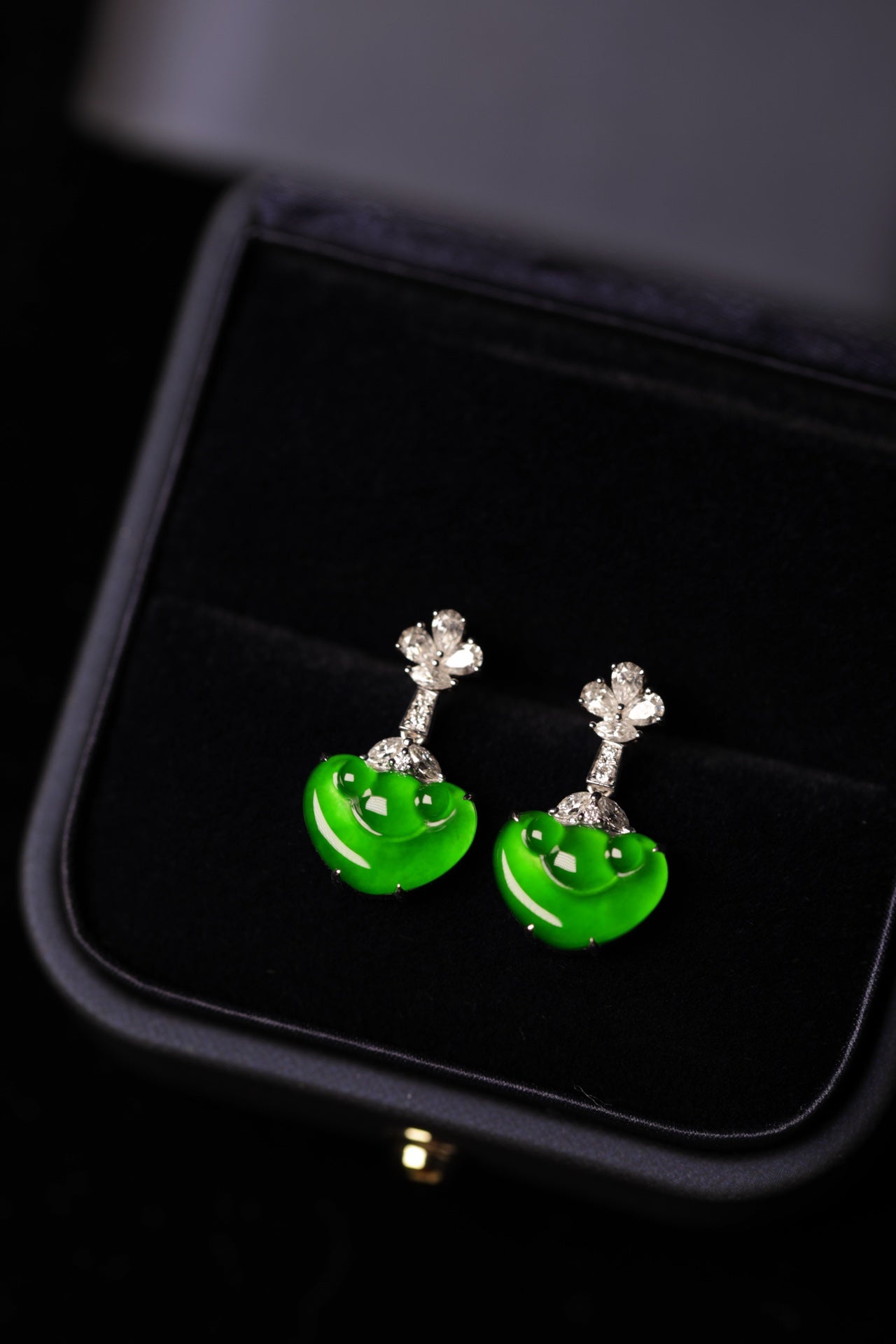 "Exquisite Verdance" Ruyi-style earrings; overall dimensions: 19.5mm x 11.5mm x 4.5mm.