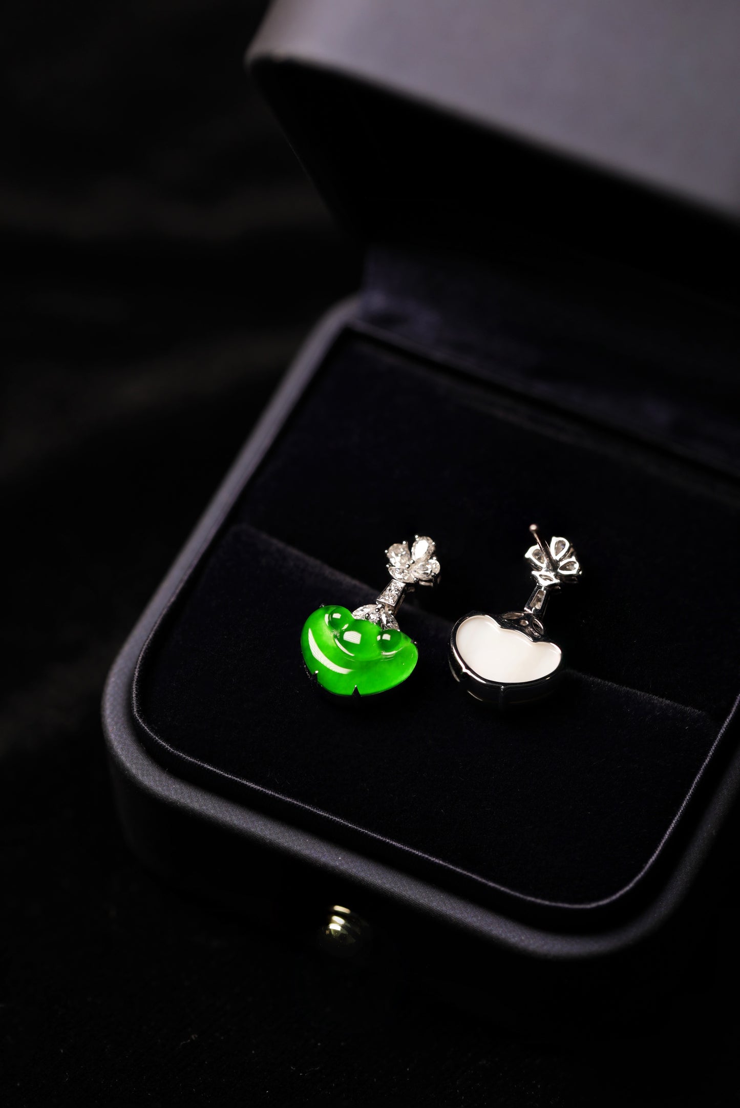 "Exquisite Verdance" Ruyi-style earrings; overall dimensions: 19.5mm x 11.5mm x 4.5mm.