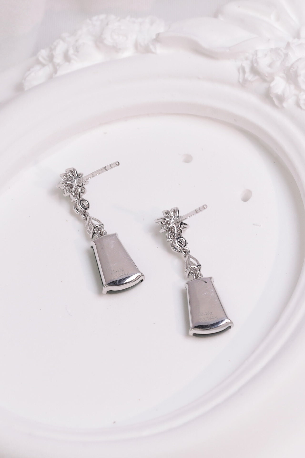 Exquisite Verdance Square-Pendant Earrings (Overall dimensions: 23mm x 7mm x 3mm)