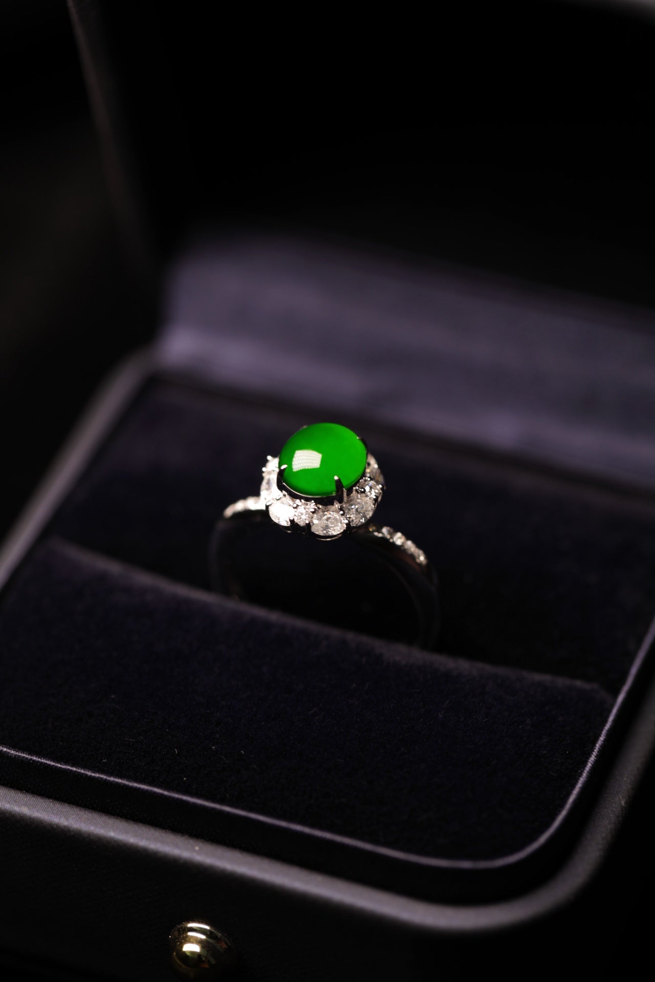 "Exquisite Verdance" cabochon ring; overall dimensions: 27mm x 20mm x 11mm.