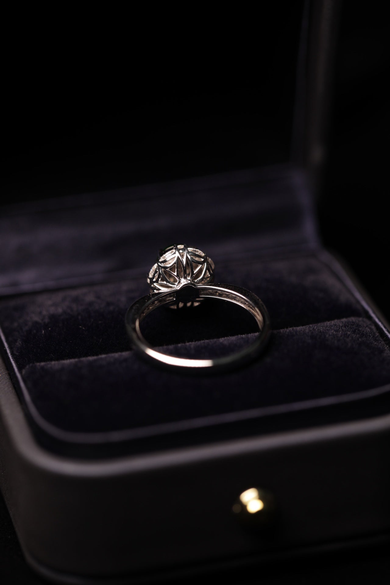 "Exquisite Verdance" cabochon ring; overall dimensions: 27mm x 20mm x 11mm.