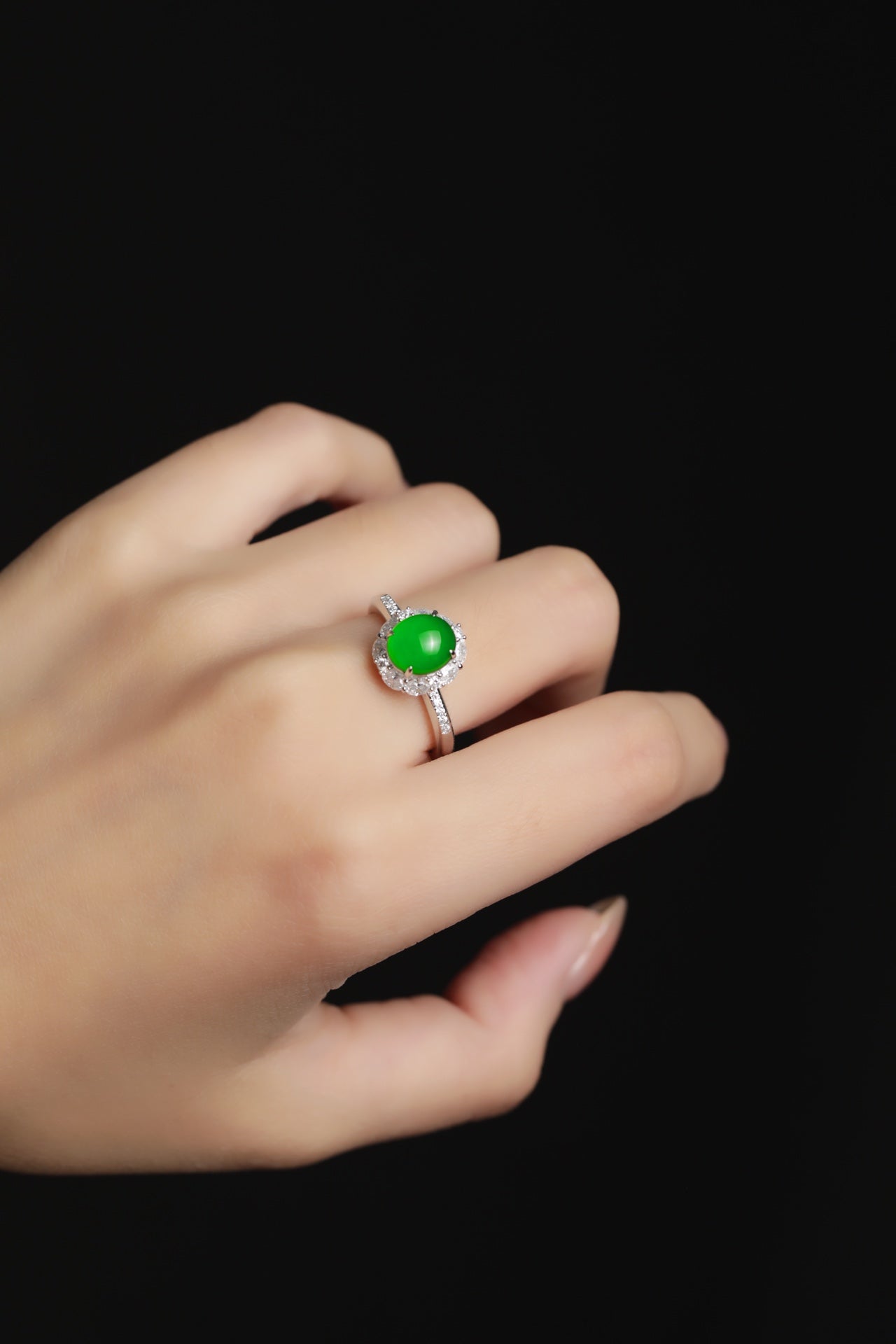"Exquisite Verdance" cabochon ring; overall dimensions: 27mm x 20mm x 11mm.