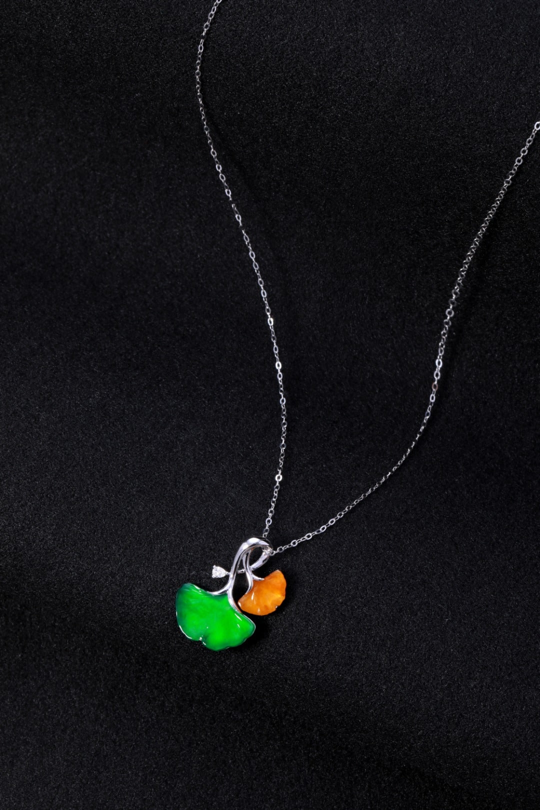 "Three Lifetimes luck of Apricots" Jadeite Apricot Leaf Necklace (Overall dimensions: 22.7mm x 19mm x 3.7mm)