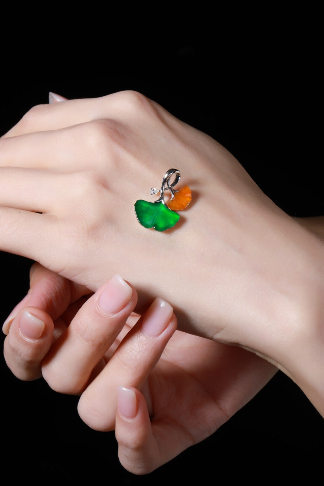 "Three Lifetimes luck of Apricots" Jadeite Apricot Leaf Necklace (Overall dimensions: 22.7mm x 19mm x 3.7mm)