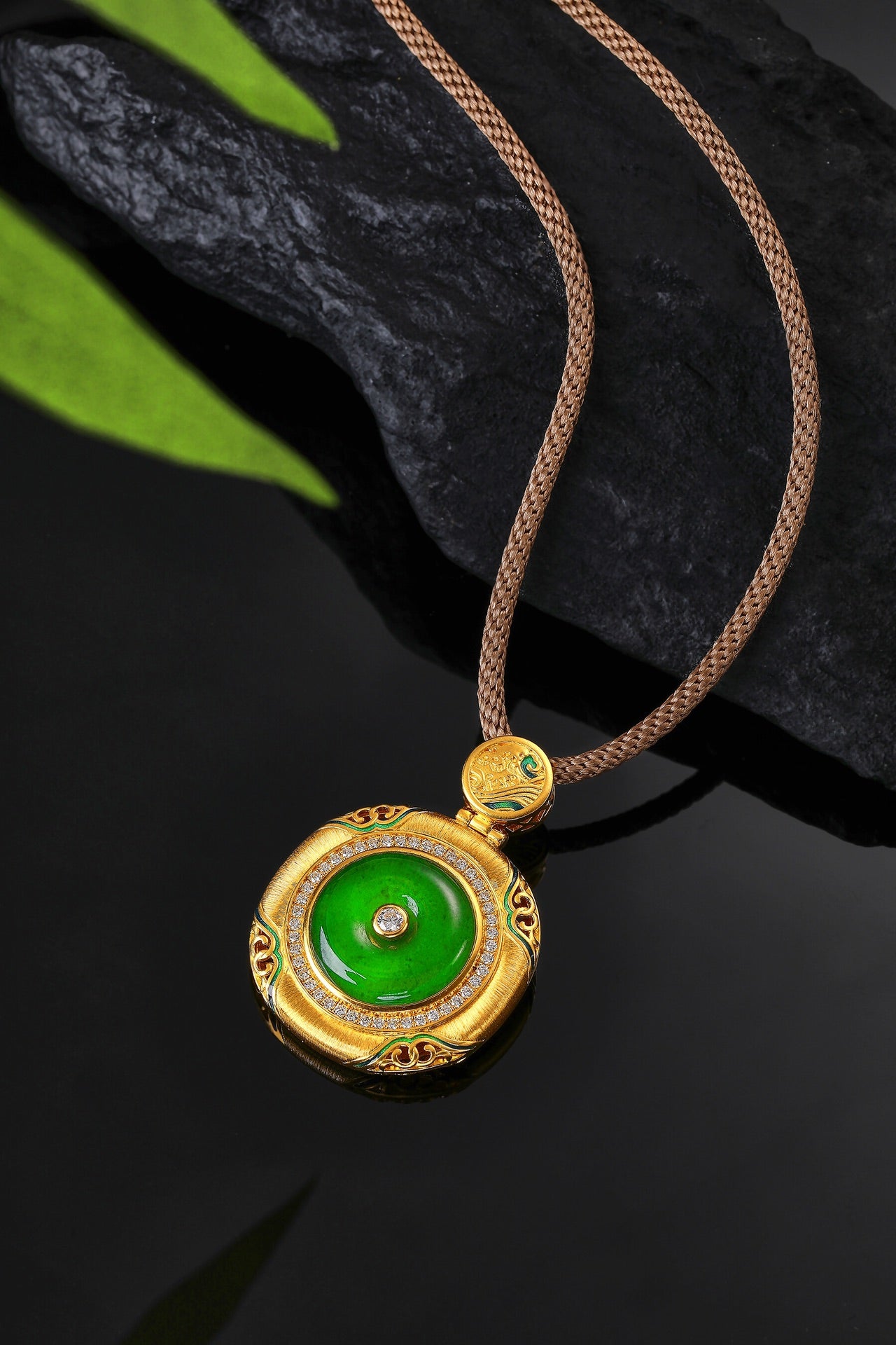 Quintessence of the East Pure Gold and Jade "Peace Buckle" Necklace (Net Gold Weight: 17.20g)