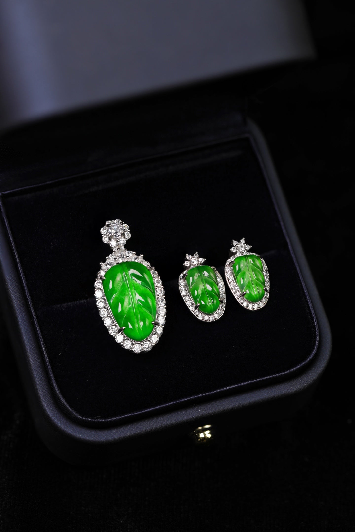 925 Silver Leaf-Shaped Jadeite Pendant and Ear Stud Set